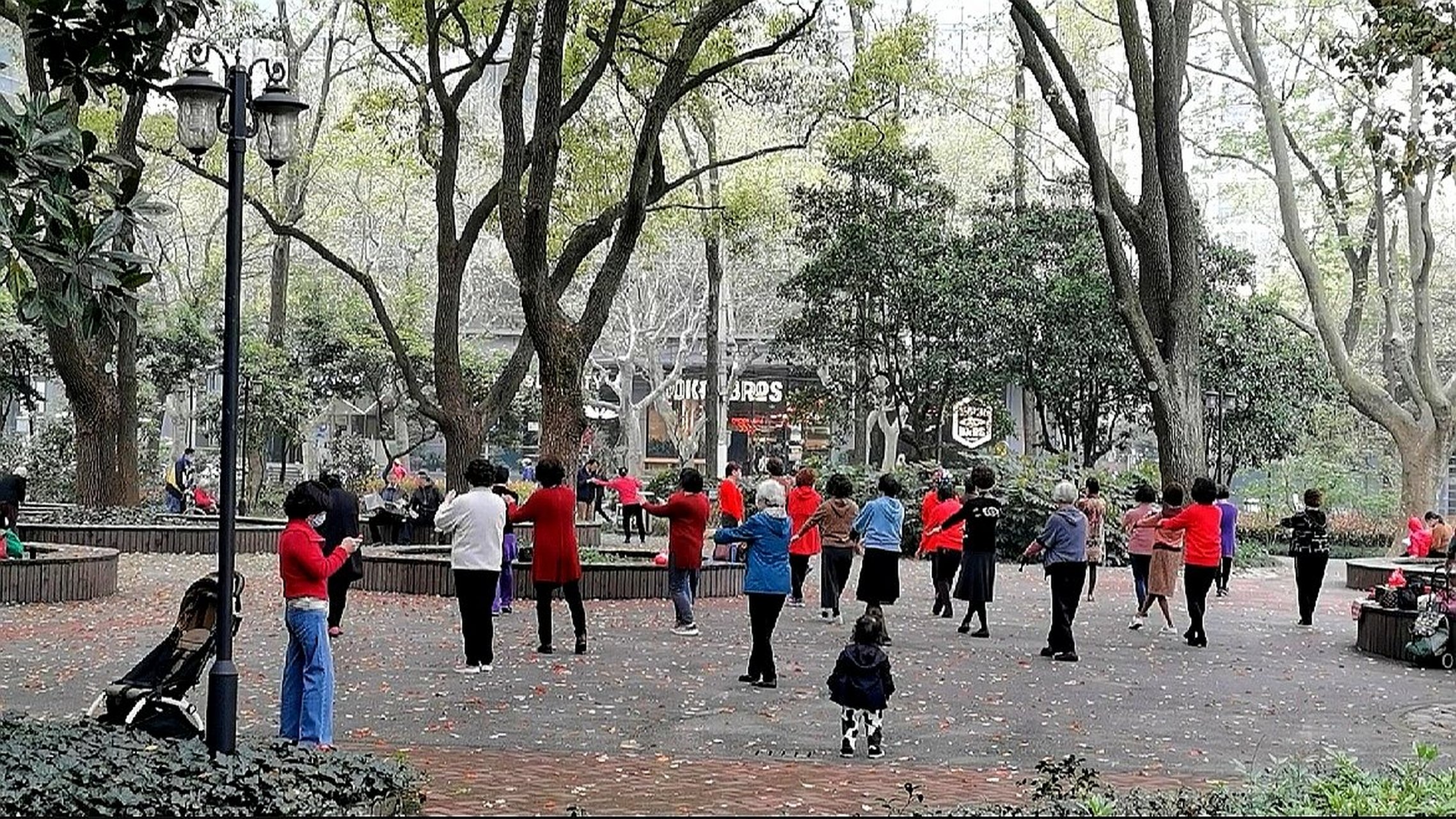 上海襄阳公园和东正教堂.