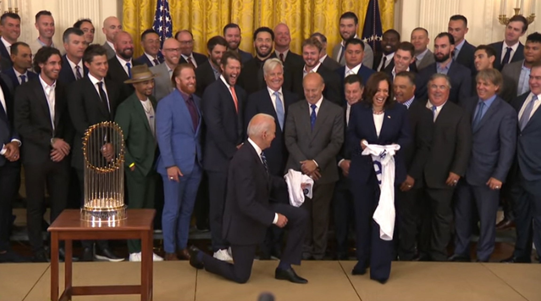 美国版垂帘听政#拜登深陷老年痴呆传闻漩涡,认知能力遭受包括专业