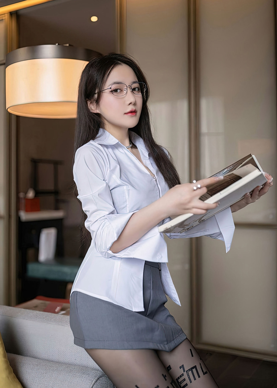 丝袜美腿# 极品模特鱼子酱制服写真