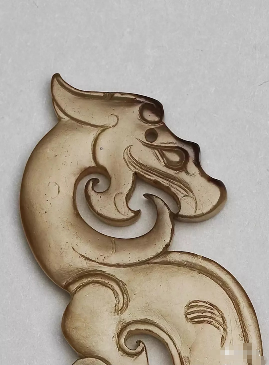 战国玉龙,乾隆皇帝多宝盒中之物,熟得透透的,长年把玩才能达到的效果