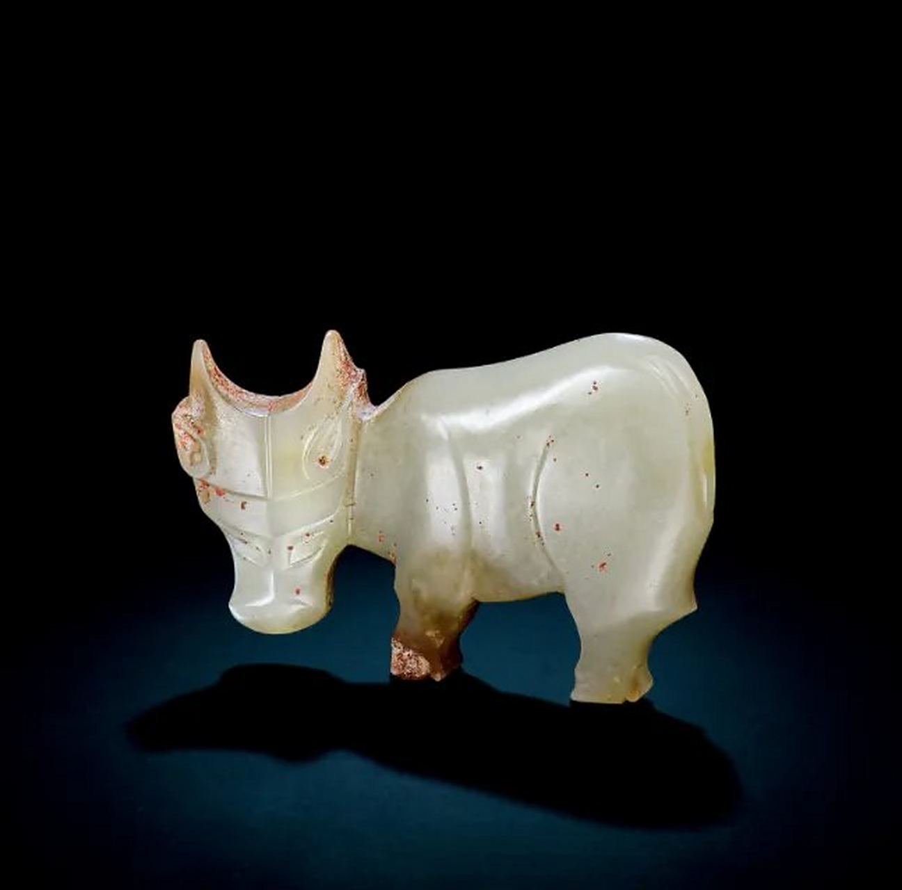 西周玉牛与商代玉牛器型上一脉相承,但工艺更胜一筹