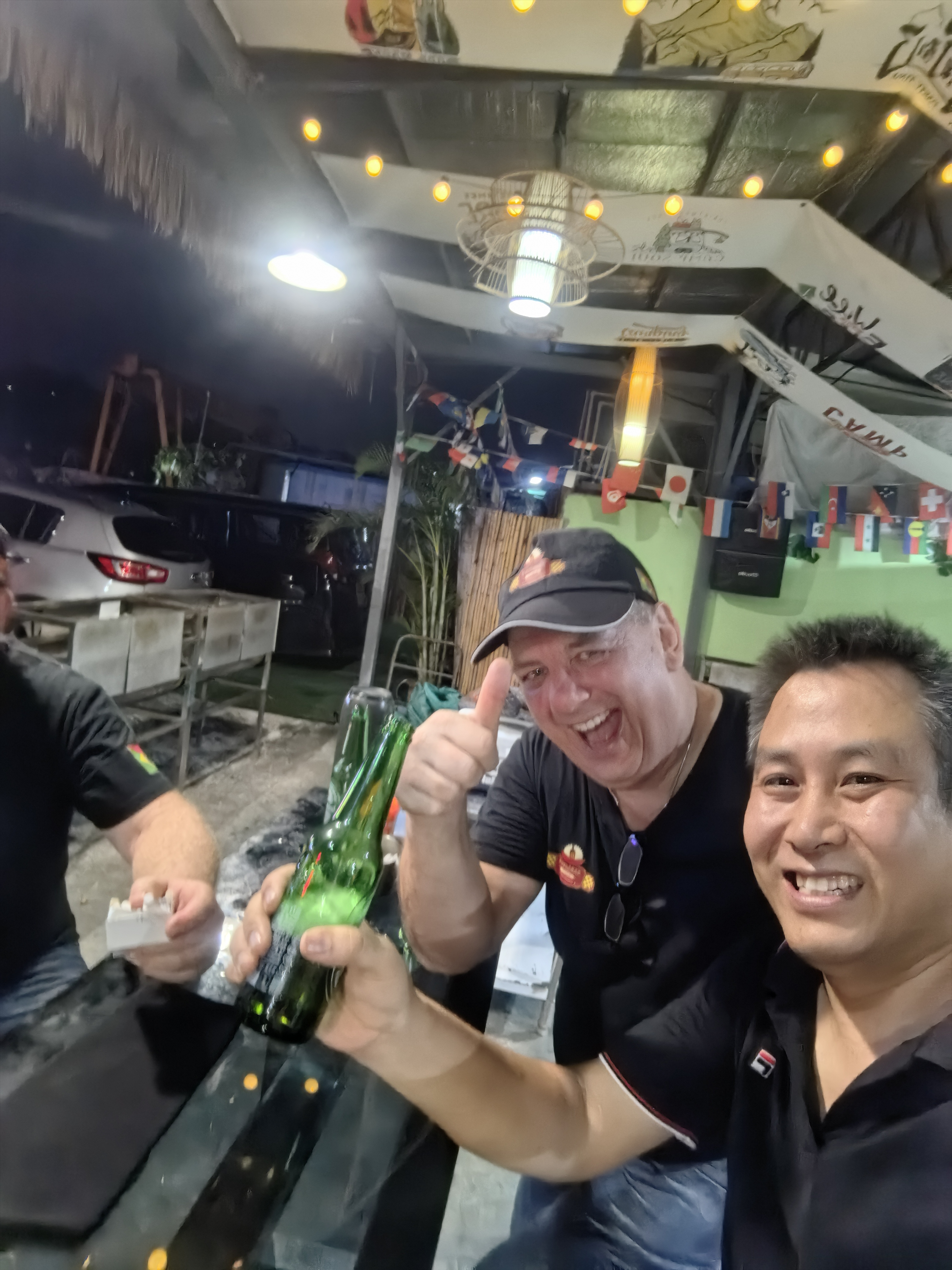 脸上洋溢的笑容和手中的啤酒瓶暗示着这是一次来中国轻松愉快的聚会