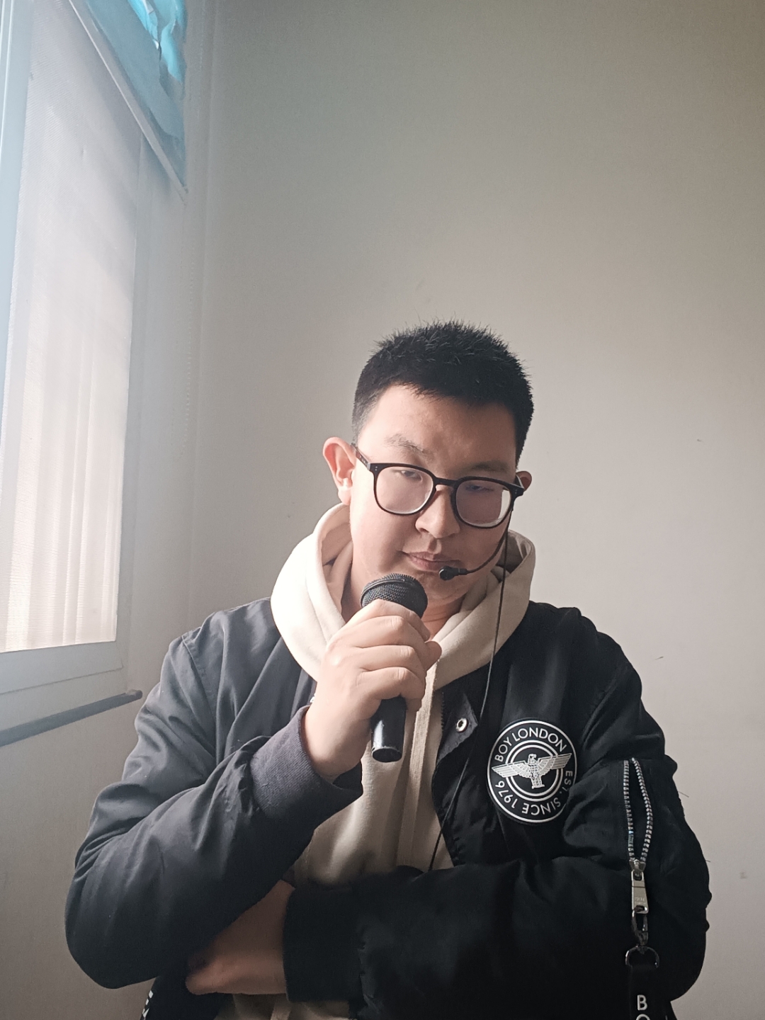 歌词节选自火箭少女101《light》,无可靠山 我自