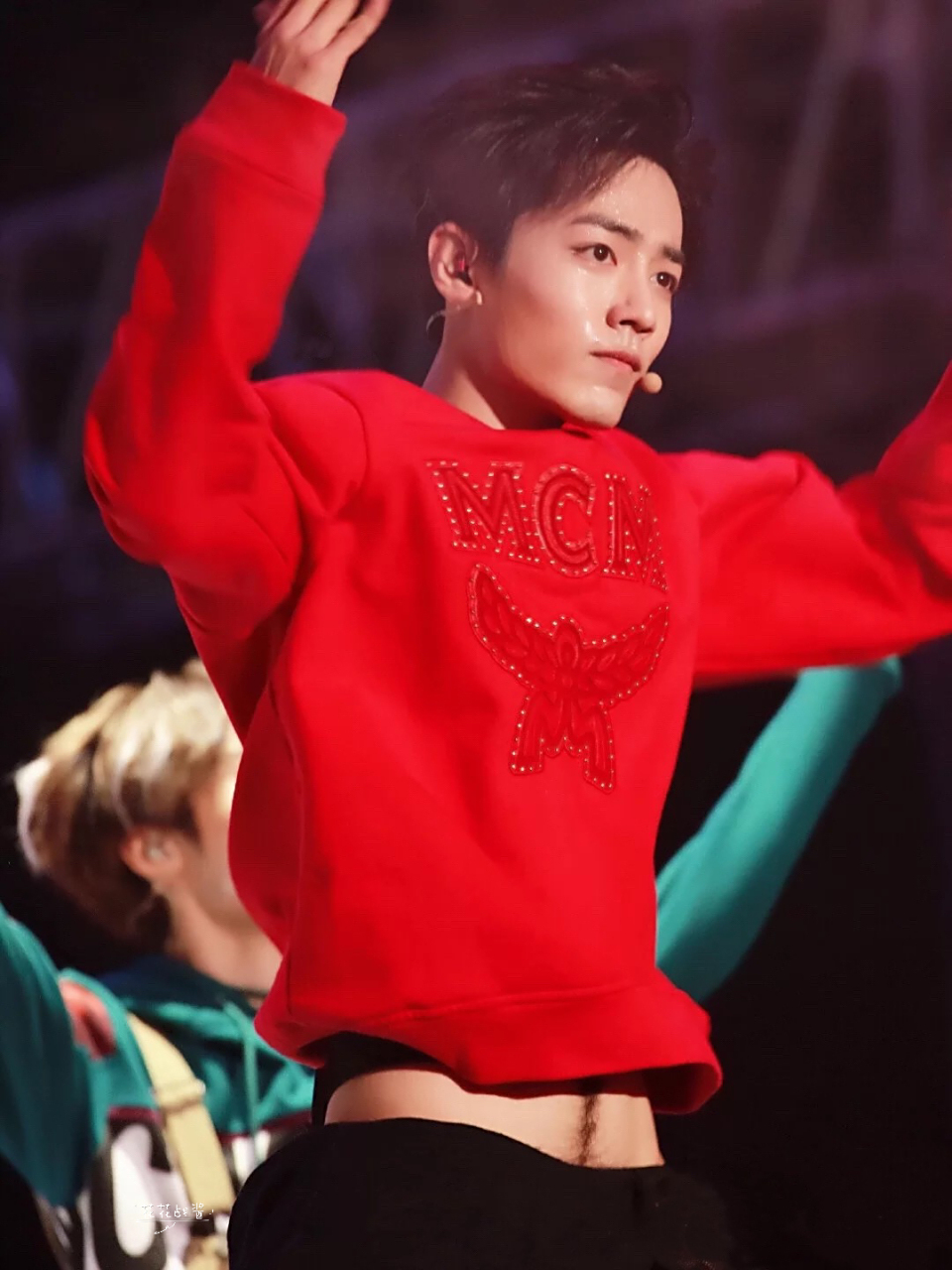 肖战# 红衣战战,又是拔虾线的一天.@肖战