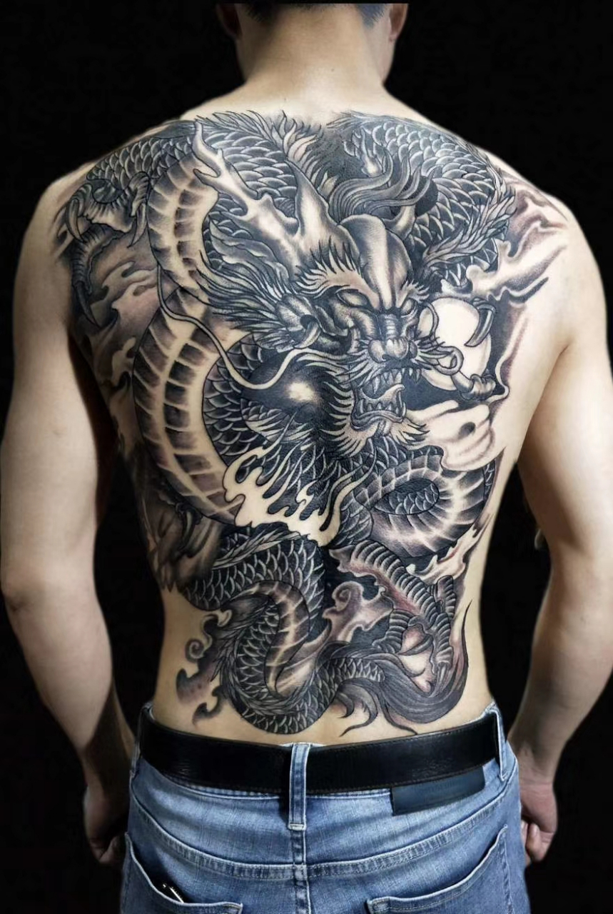 满背龙纹身图片