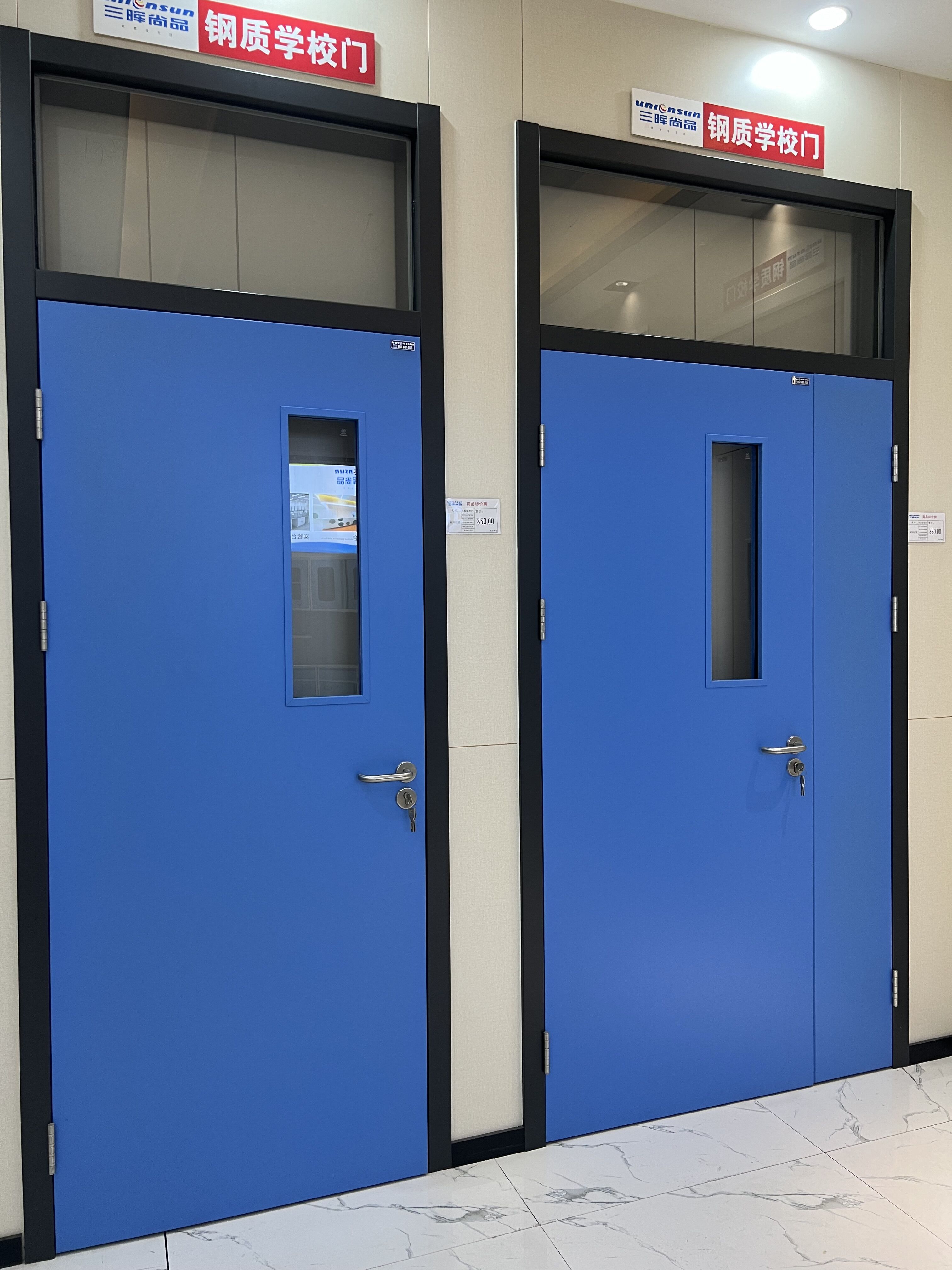 今天的校园风好大,走在学校的新钢质门边,感觉特别稳固.