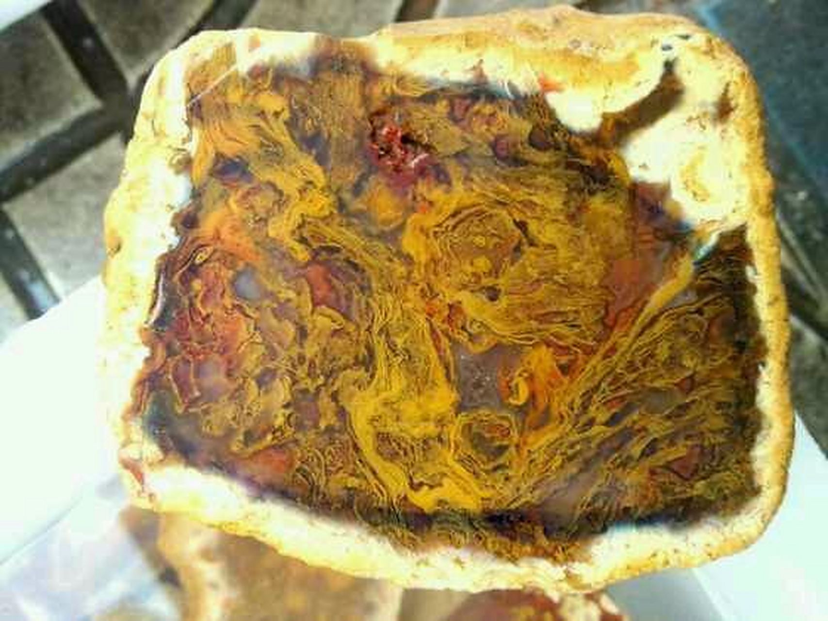 玉质如刚玉,令人叹为观止的斑斓色彩,还有那混然