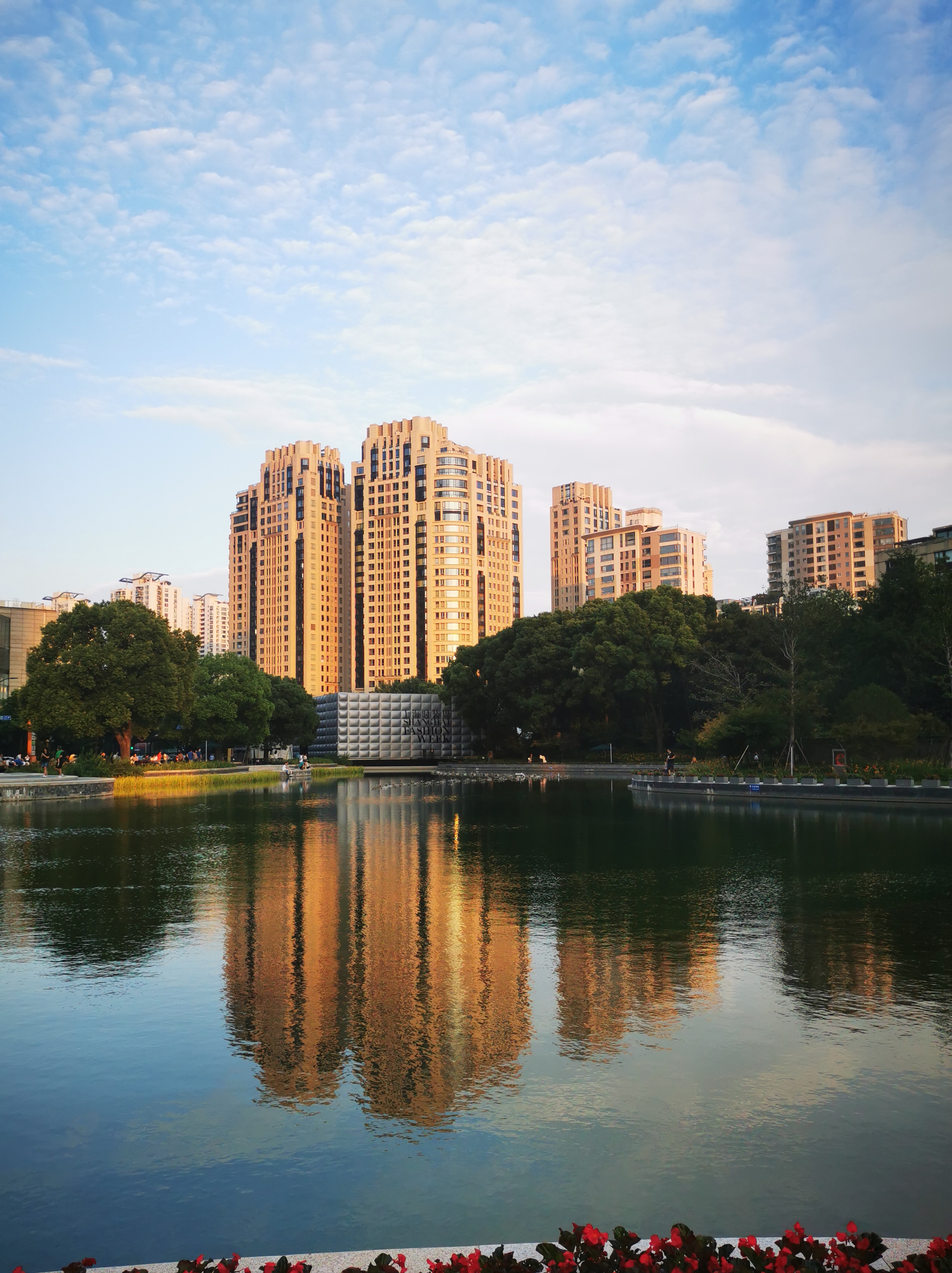 摄影爱好者联盟#  暑期去上海延中绿地公园,偶遇一支由专家带队,带着