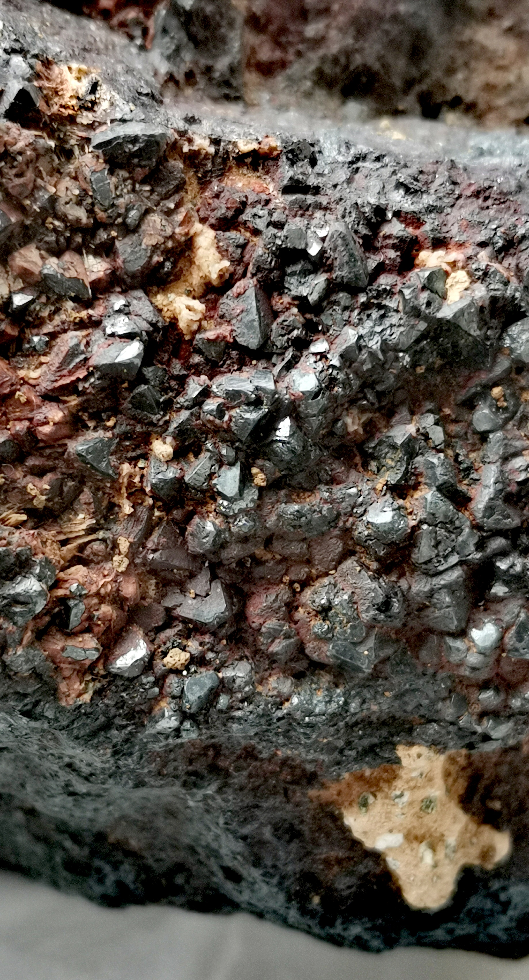 宝石都是结晶物质吗(宝石是晶体吗还是非晶体)