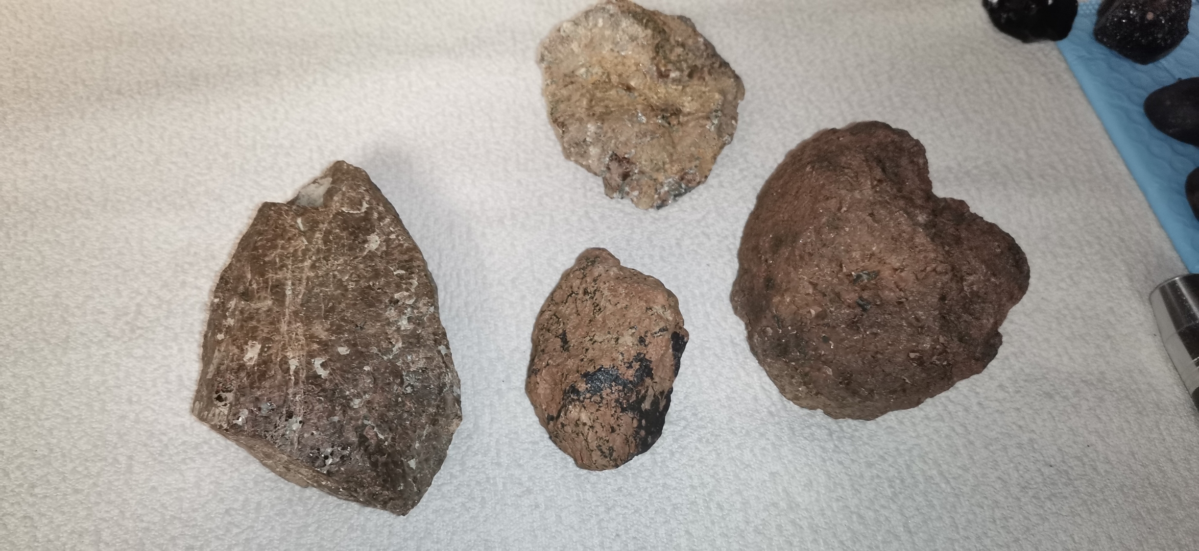 铁石密集区发现石英类(凝是斯石英,柯石英),说明陨力大,范围不小