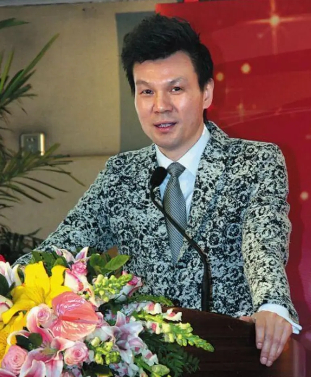 李彬,这位昔日主持界的帅哥,因治疗疾病的药物副作用,导致他原本明亮