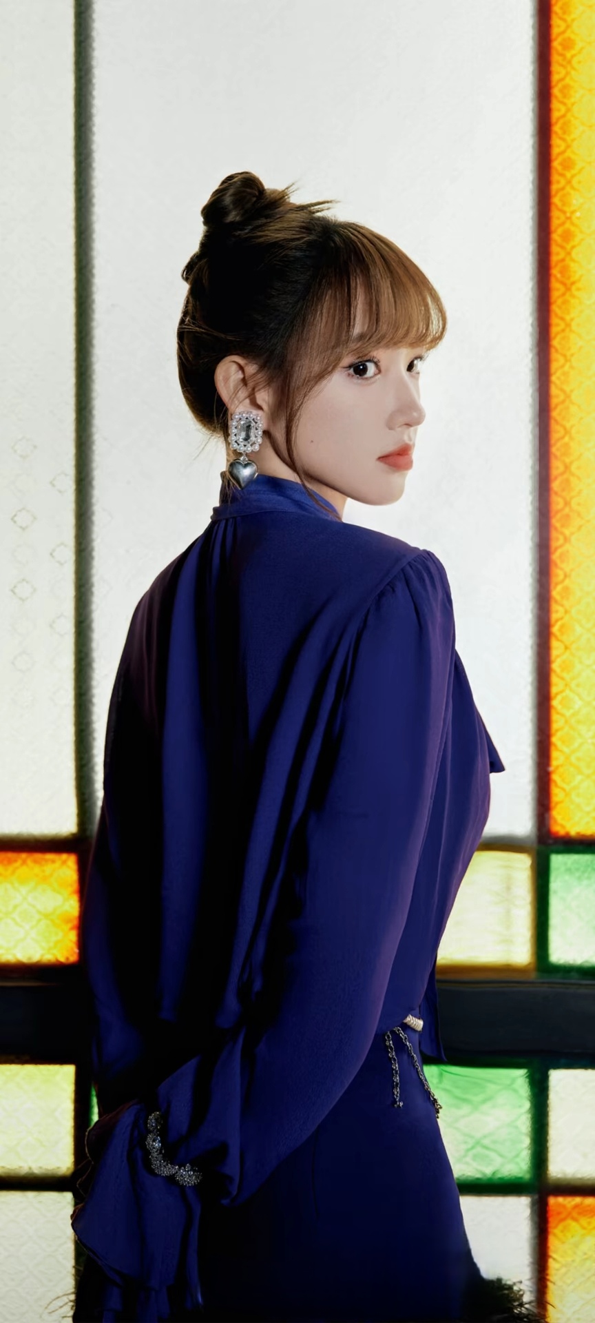 捕捉优雅瞬间,蓝色长裙的她,静立于彩色玻璃前,美得如此纯粹.程潇