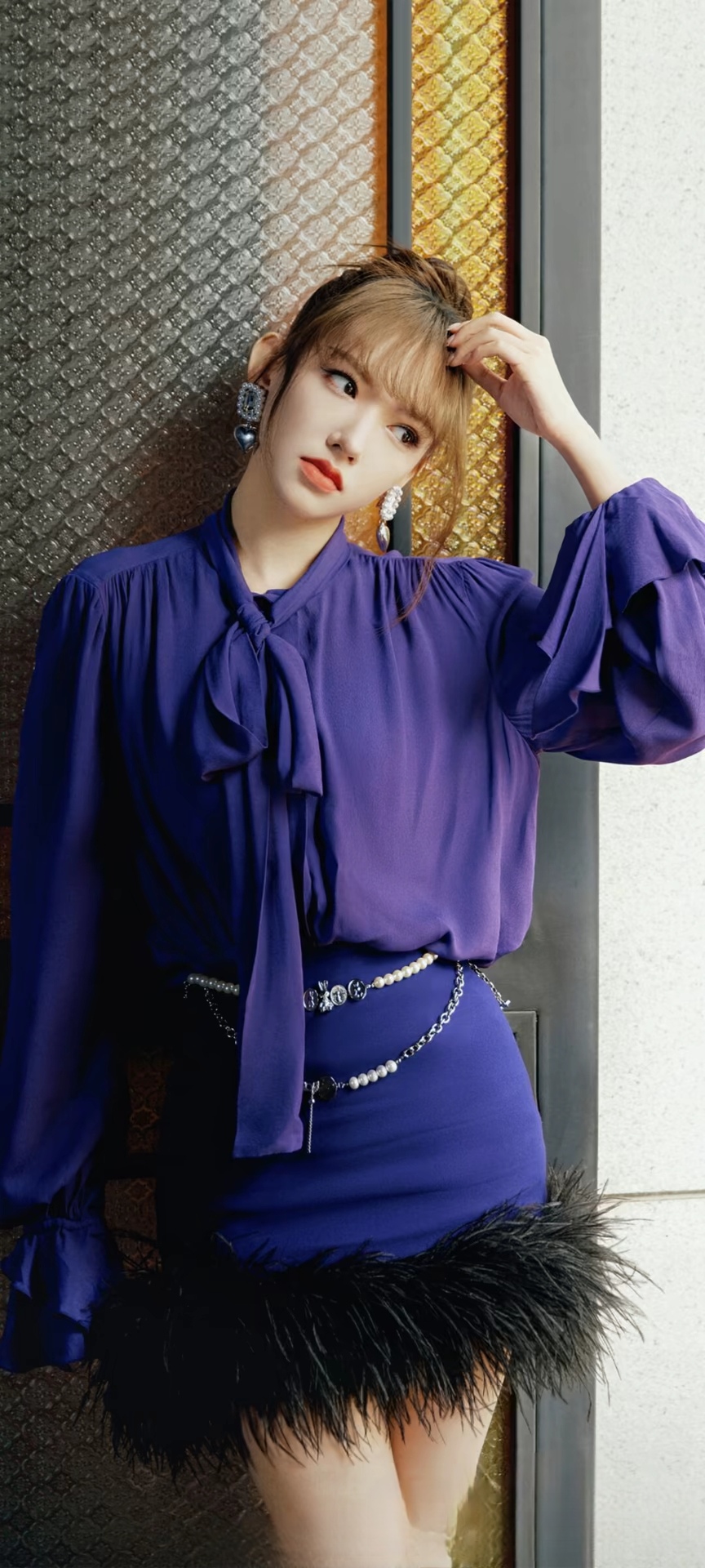 捕捉优雅瞬间,蓝色长裙的她,静立于彩色玻璃前,美得如此纯粹.程潇