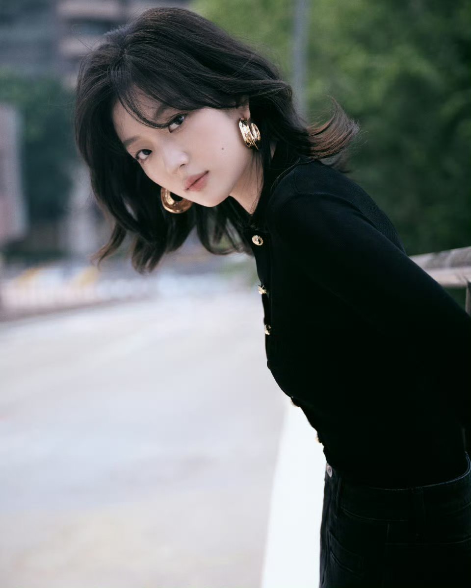 女星孙千摩登造型,捕捉女神街头的一抹优雅,独立而自信的气息,尽在