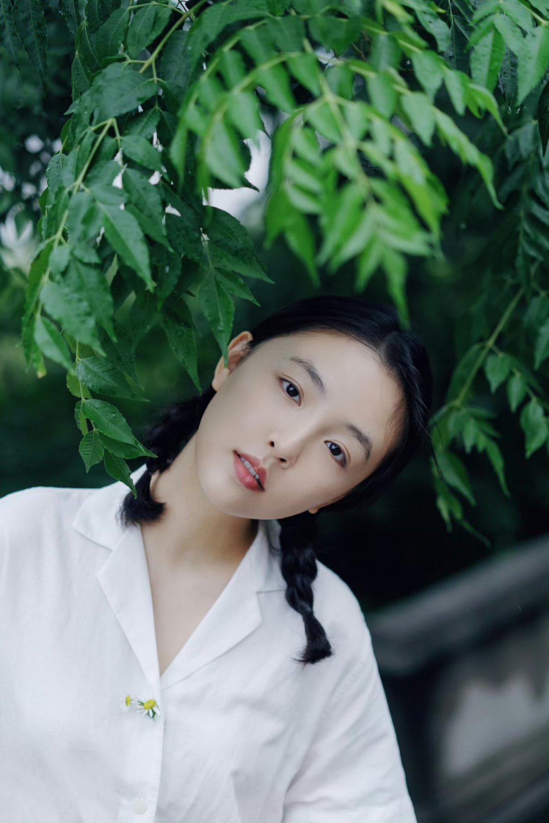 女星吴倩秋日写真:江波桥影,倩影依栏!