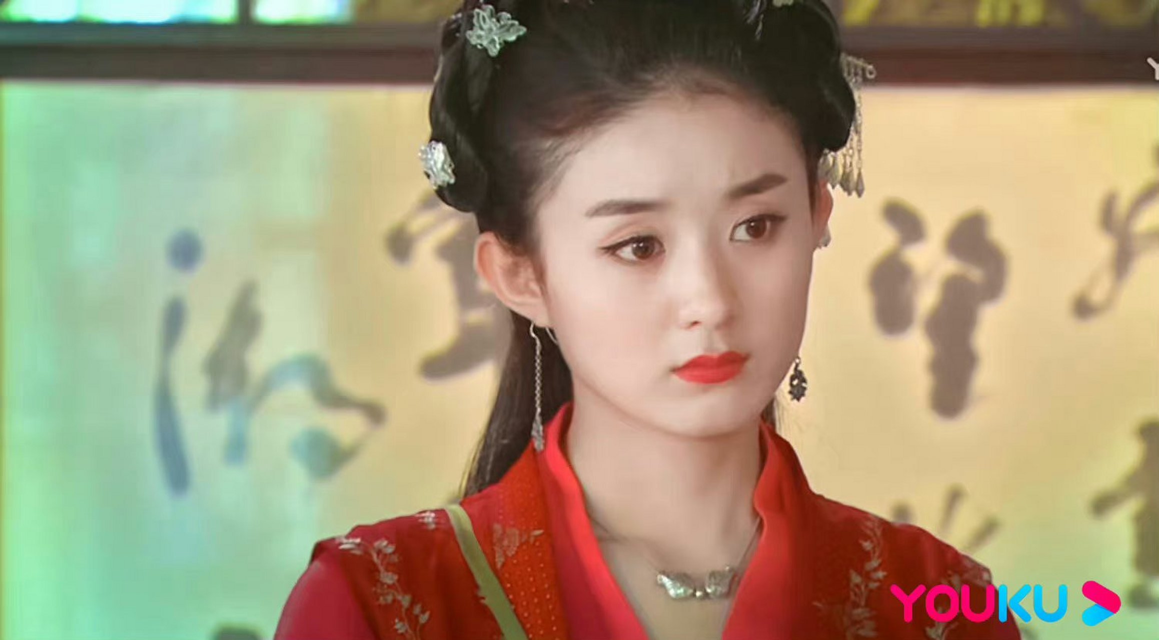 赵丽颖在电视剧《追鱼传奇》中饰演女主角红绫,机灵可爱的鲤鱼精,本想