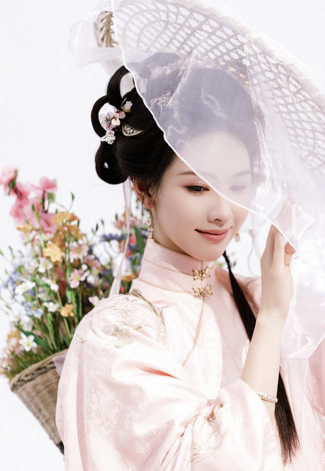 陈都灵古装造型,捕捉女神在春光里的一抹柔情,古风古韵,陈都灵宛如画