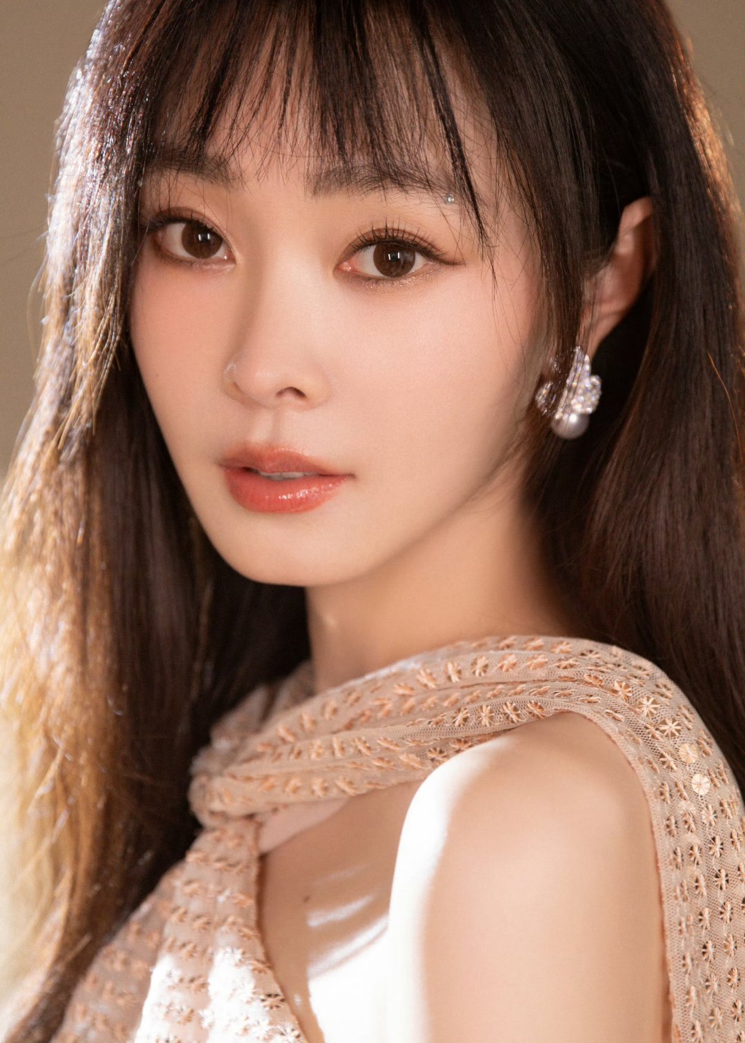 唯美淑女的形象气质,还有深情脉脉的眼眸,柔情似水,谁能不喜欢呢?