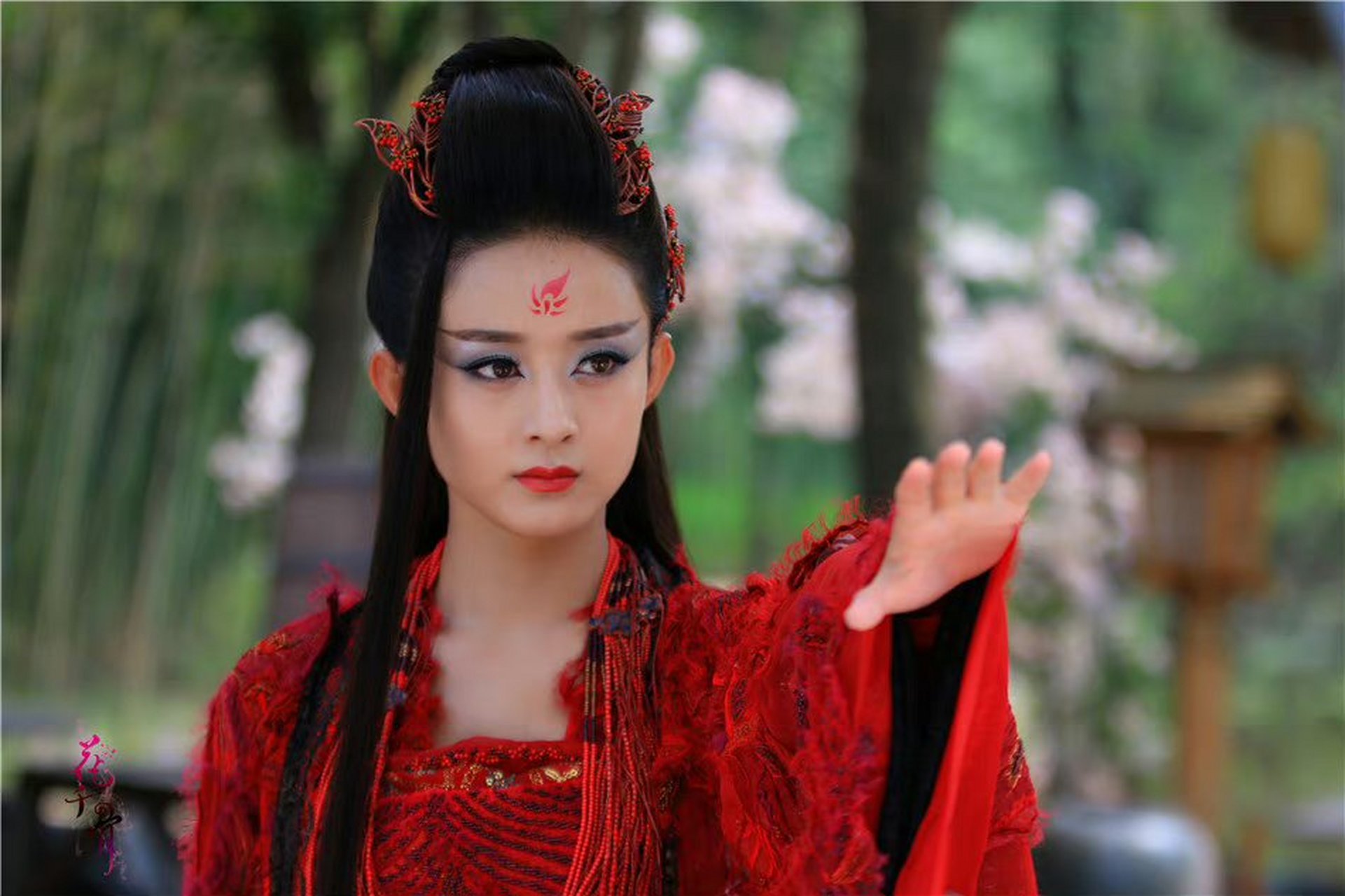 [庆祝]【赵丽颖仙侠作品《花千骨》】[鲜花] 一步一微笑,一步一伤心