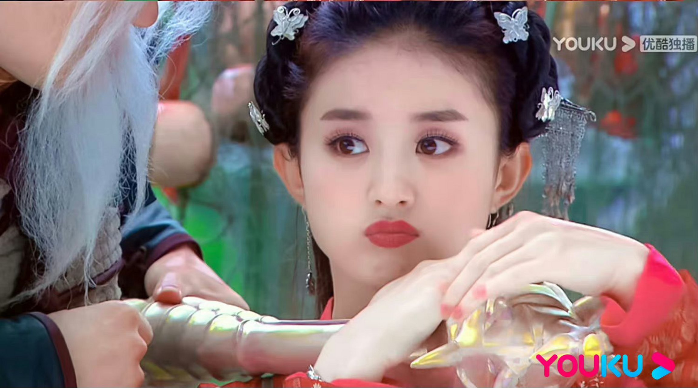 赵丽颖在电视剧《追鱼传奇》中饰演女主角红绫,机灵可爱的鲤鱼精,本想