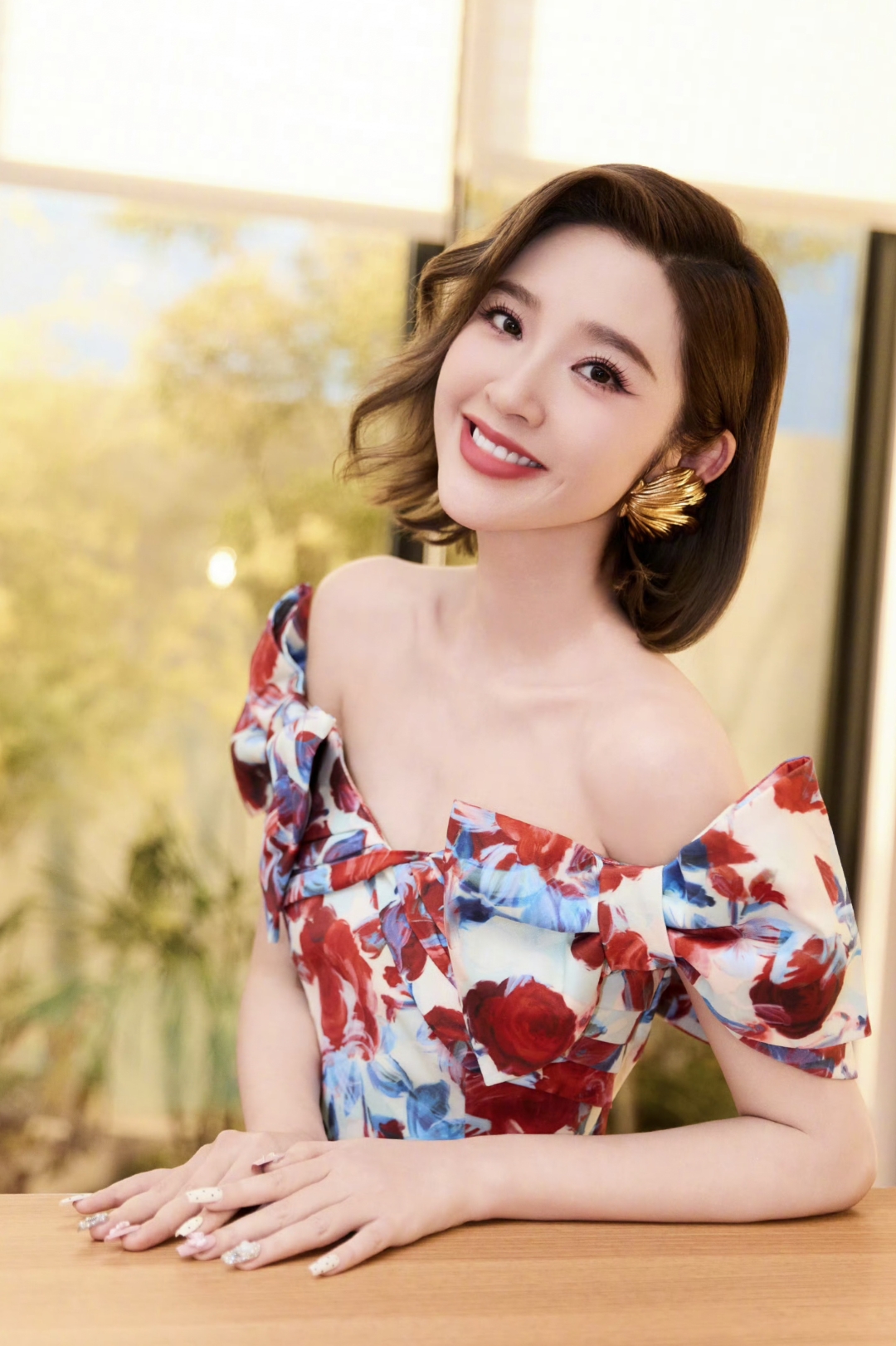 女星唐艺昕笑容灿烂,花裙映衬的更显活力和魅力!