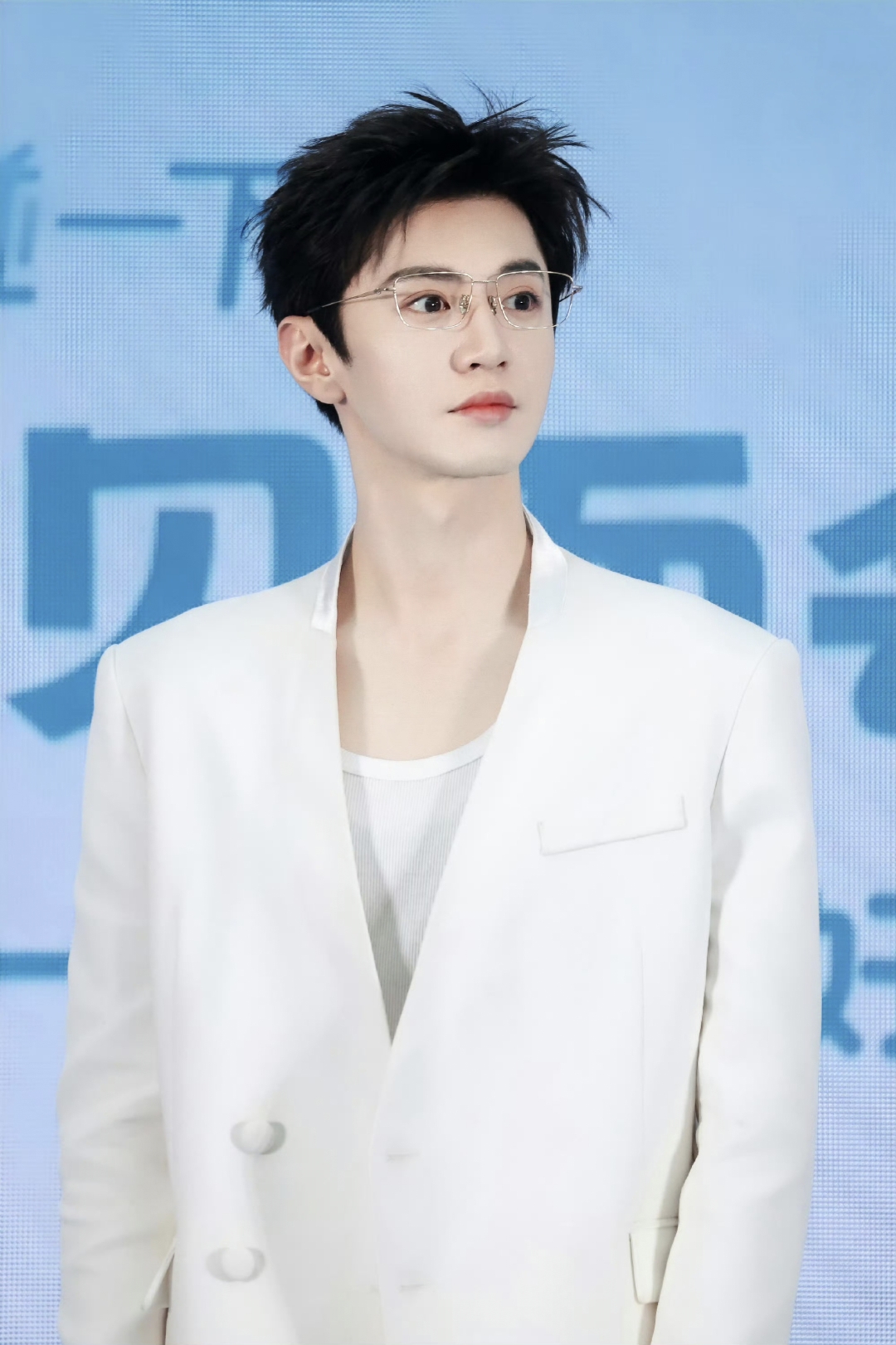 男星陈哲远时尚造型,阳光帅气,气质不凡,今天的天空很蓝,就像你的眼睛