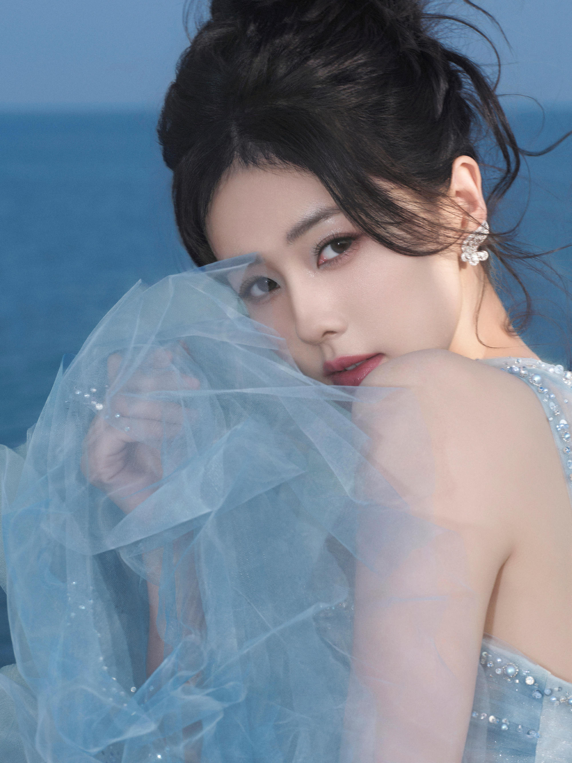 白鹿海边拥星抱月造型:优雅唯美气质无法阻挡!
