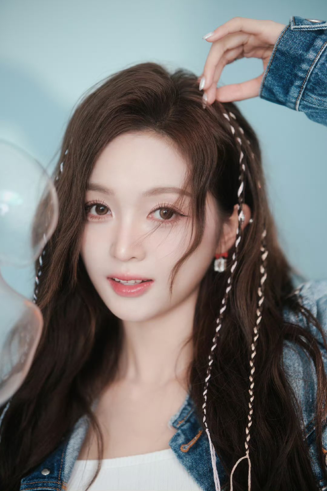 女星吴宣仪青春靓丽造型,充满了少女感的活力,身材曼妙,颜值在线