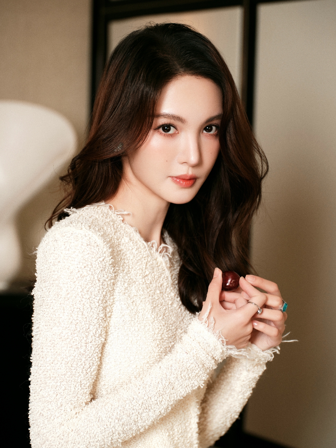 女明星金晨,眼眸就像璀璨星辰一般美丽,当她深情的望着你的时候,你