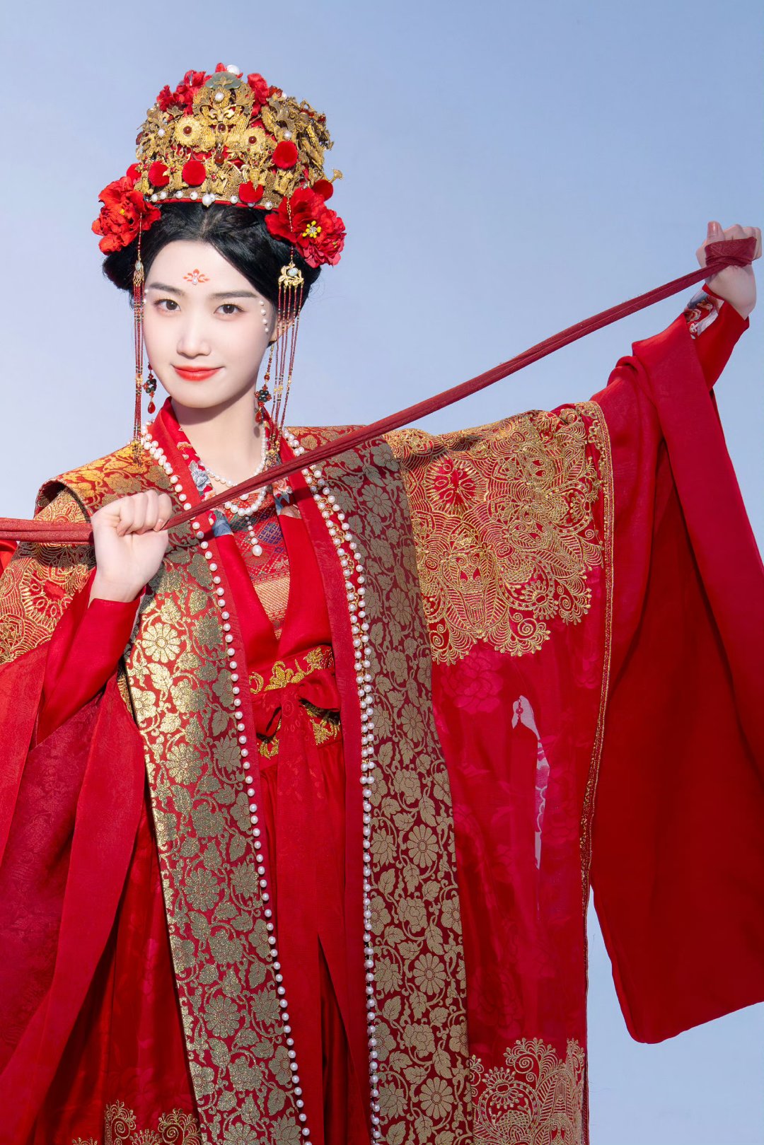 据悉,卢昱晓在古装剧《五福临门》中,饰演三娘康宁,好美好端庄啊!