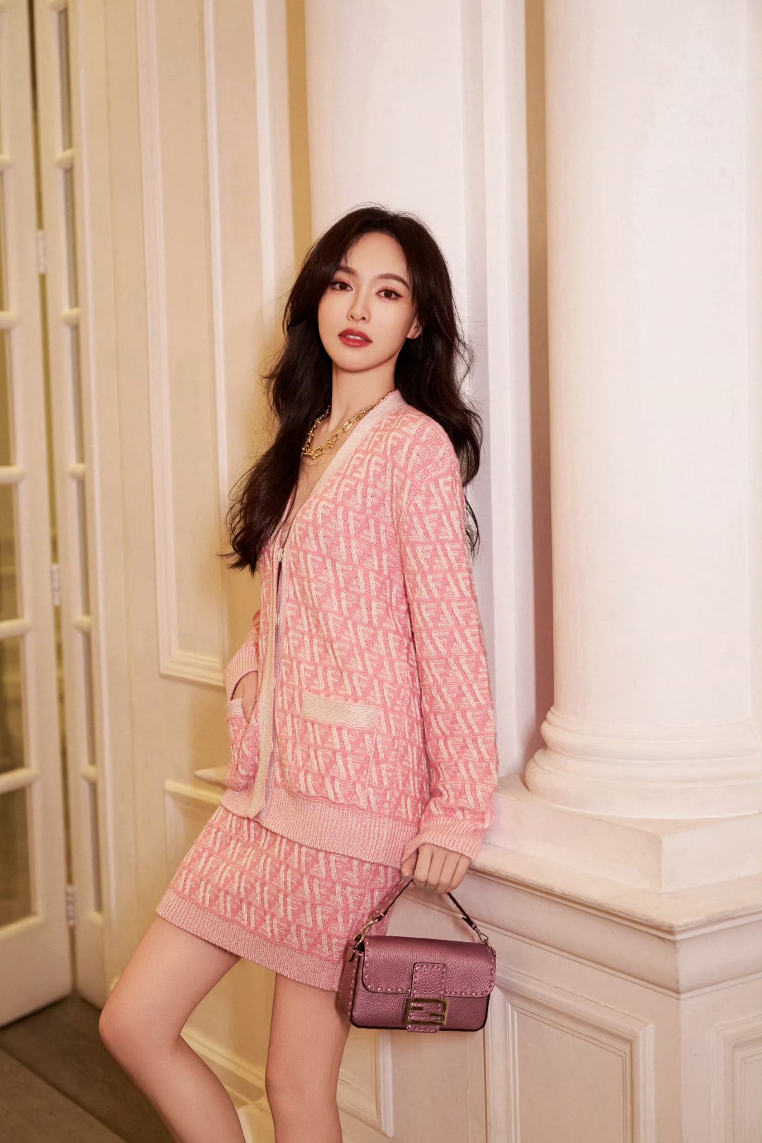 女星唐嫣时尚穿搭,解锁百变造型,女星唐嫣美丽动人,颜值高,演技也好