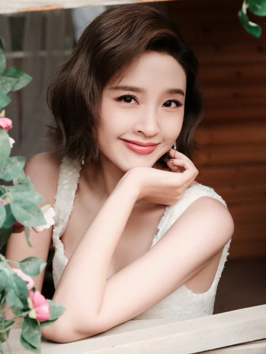 女星唐艺昕笑颜如花,手轻托粉腮,就像邻家女孩一般清新可人,好美