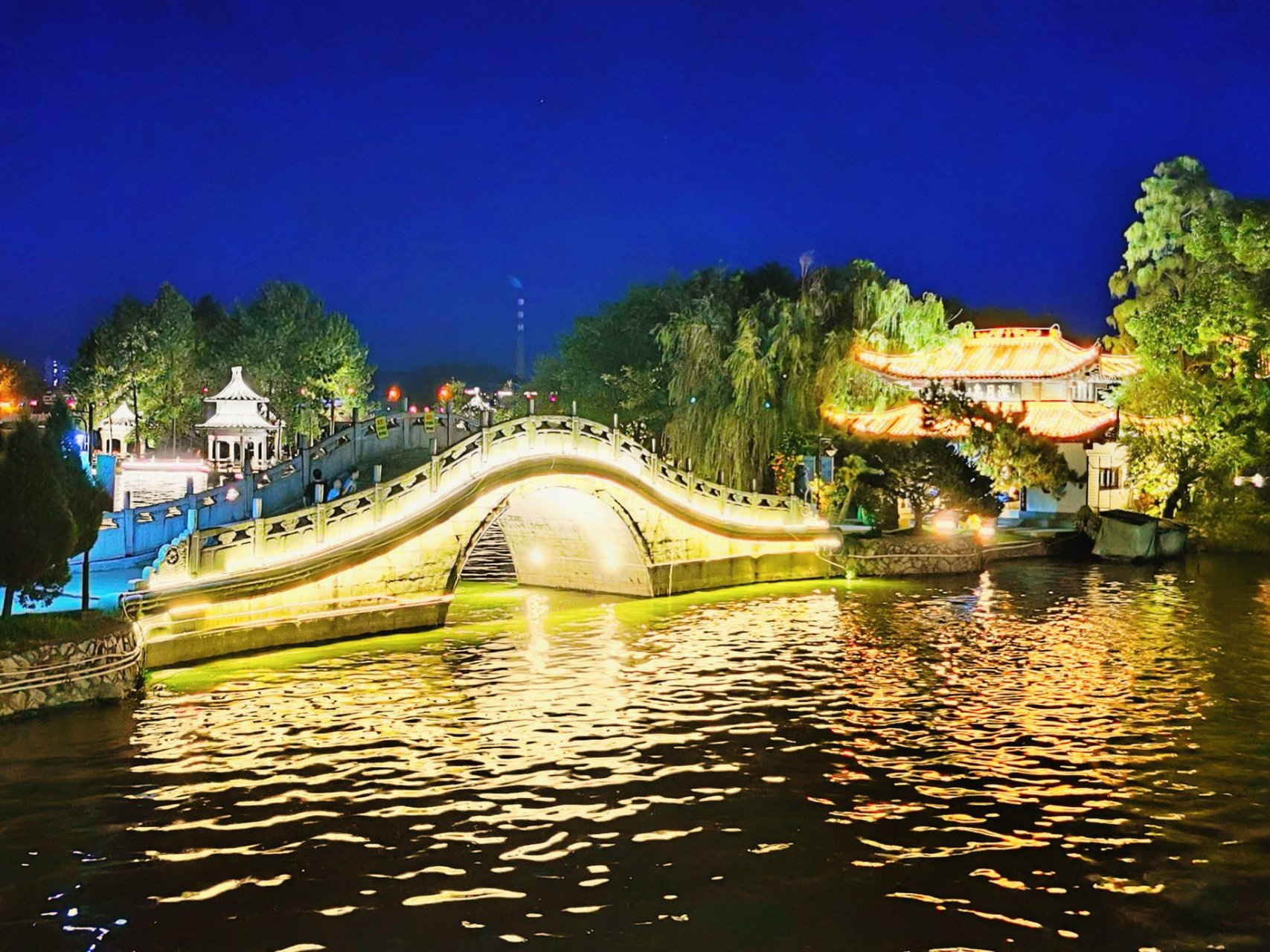 磁湖夜景