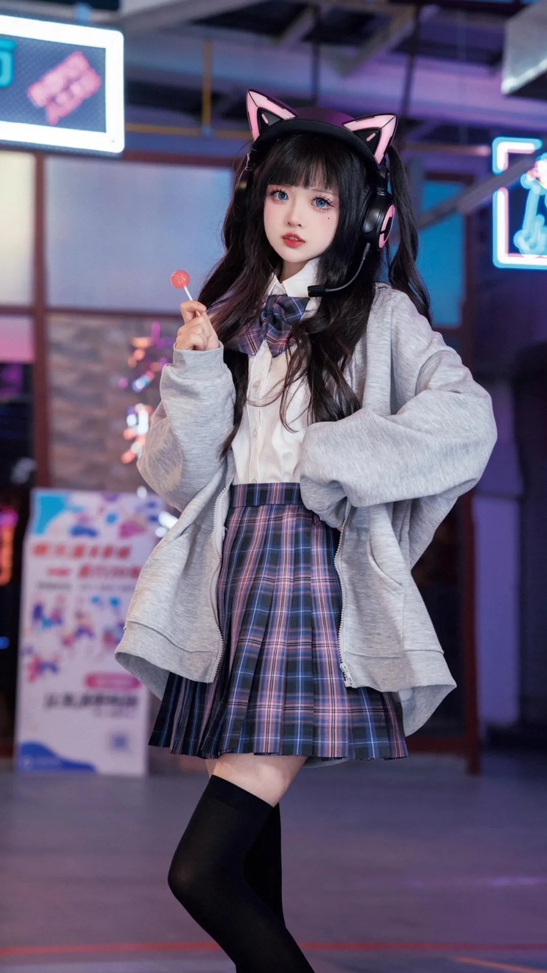 猫女遇上电竞,jk化身为战场的精灵,灵动身姿在键盘间跃动,她的眼神