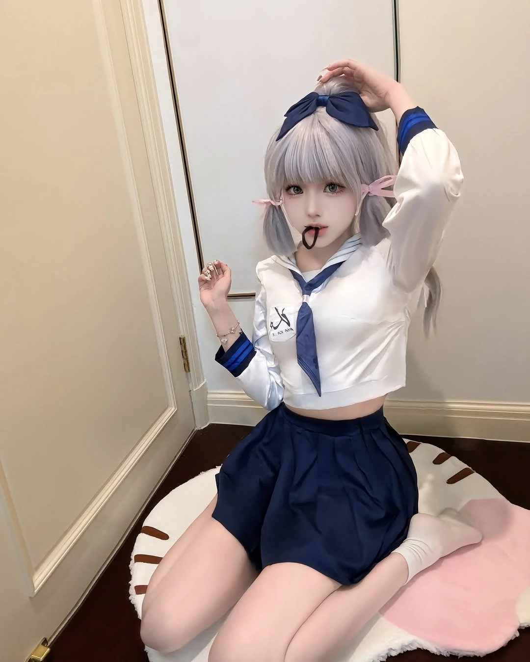 小姐姐cos神里绫华jk,小蛮腰配白玉腿太诱人,谁的少男心被俘获了?