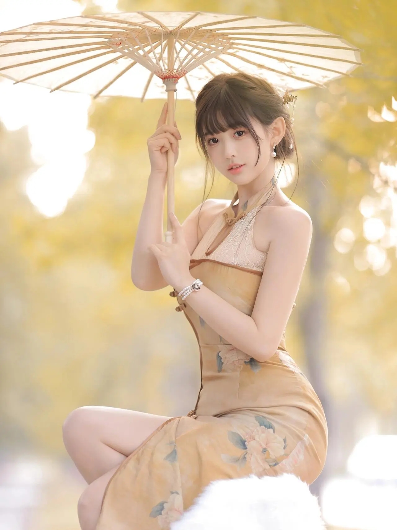 96 江南烟雨中,一袭新中式旗袍轻柔飘逸,展现东方女性的柔美与婉约.