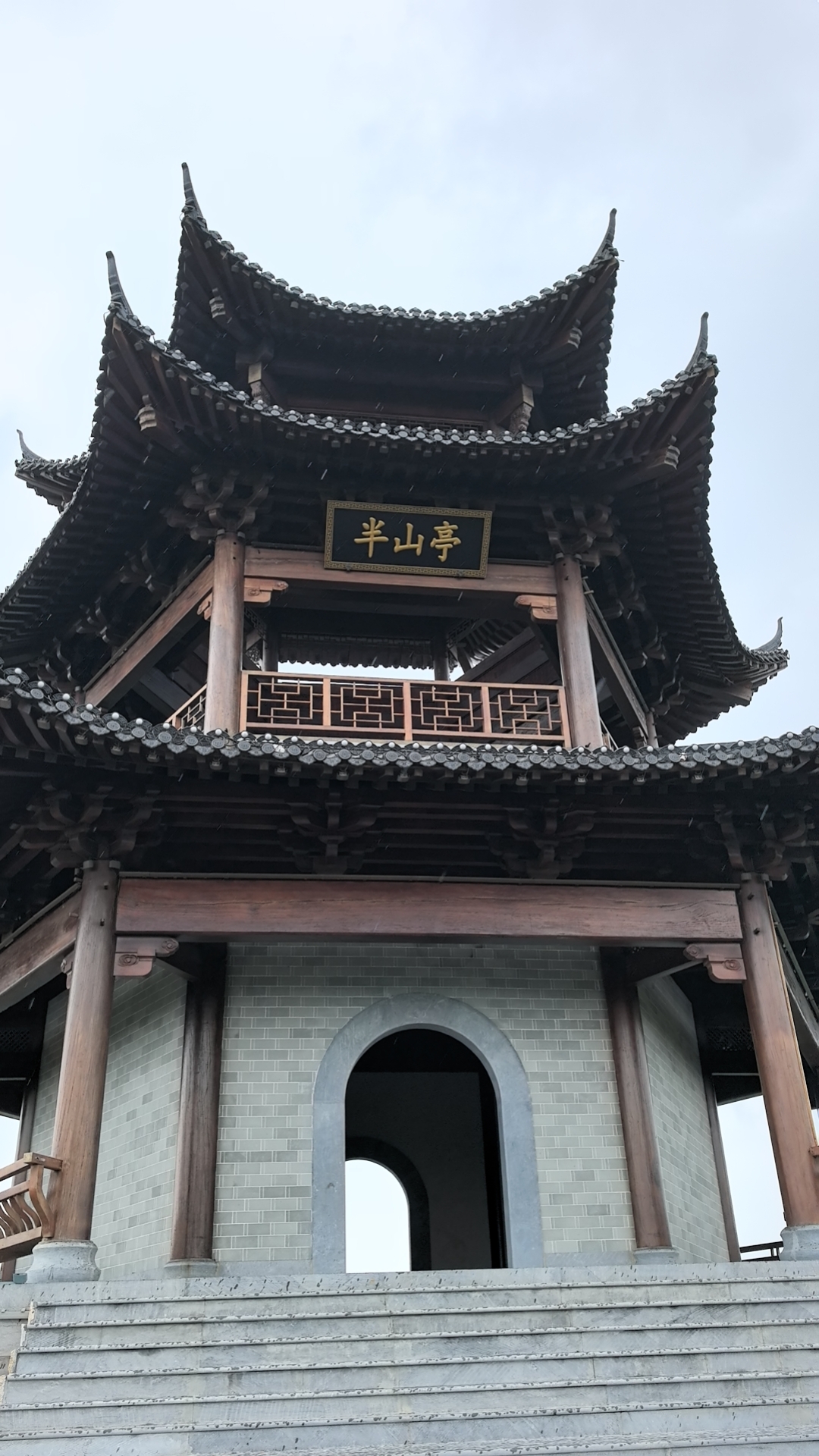 年年失望年年望, 灰暗天空无声响. 苦难人生已透尝, 心如磬石承善良