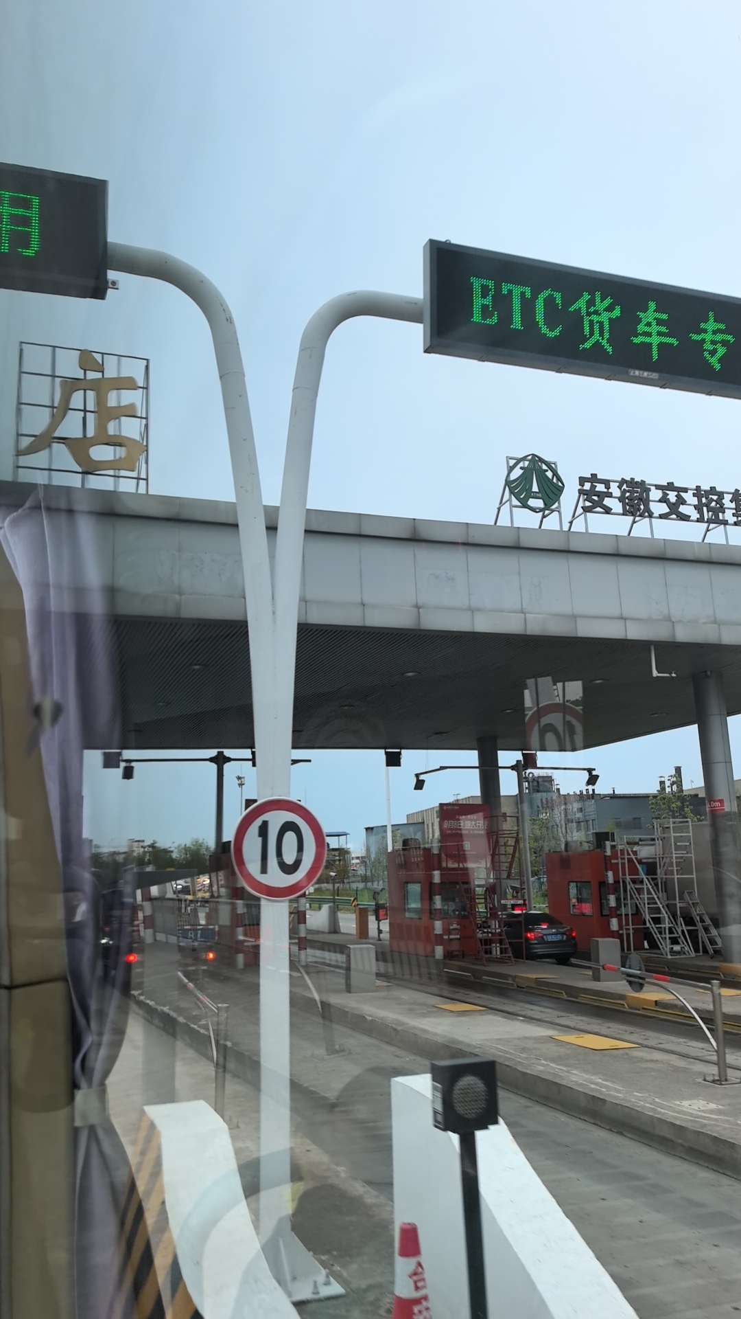 春光君游鄂恩施 卷舒万里开心时 霭霭静随仙隐知