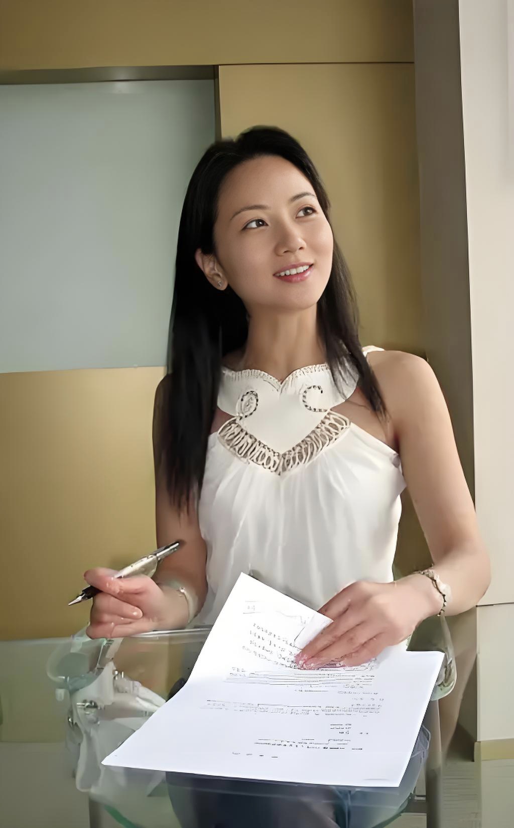 张燕身材看起来还是很高挑的,166cm,比例很好