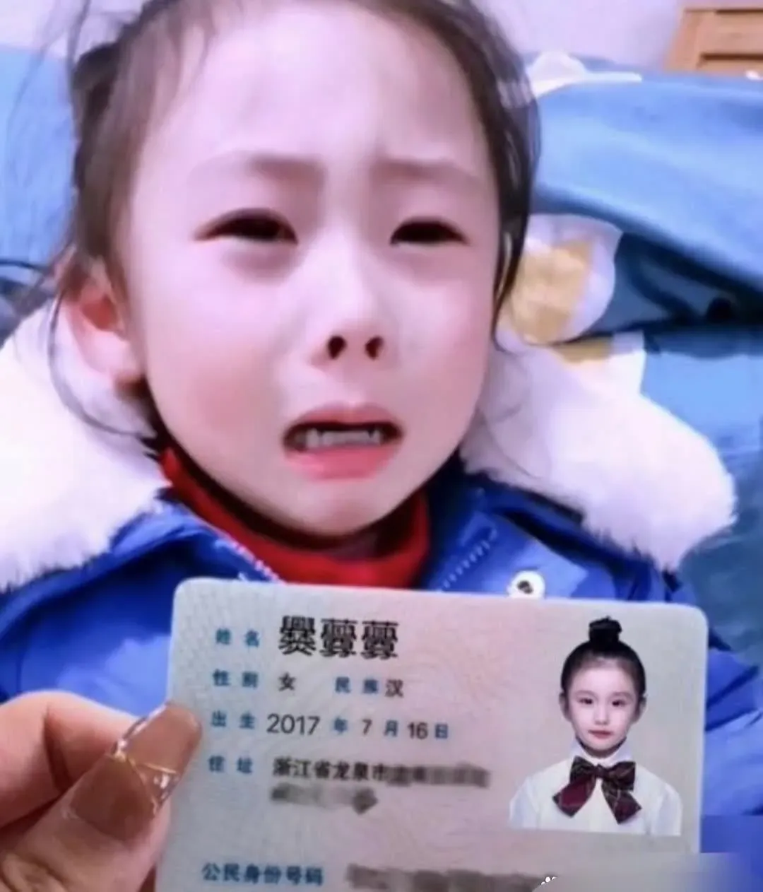 女孩哭着要换爸爸写名字手都酸了