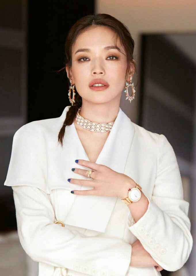 我觉得港星大多还是不喜欢修图滤镜这些东西吧,感觉没有了更有一番