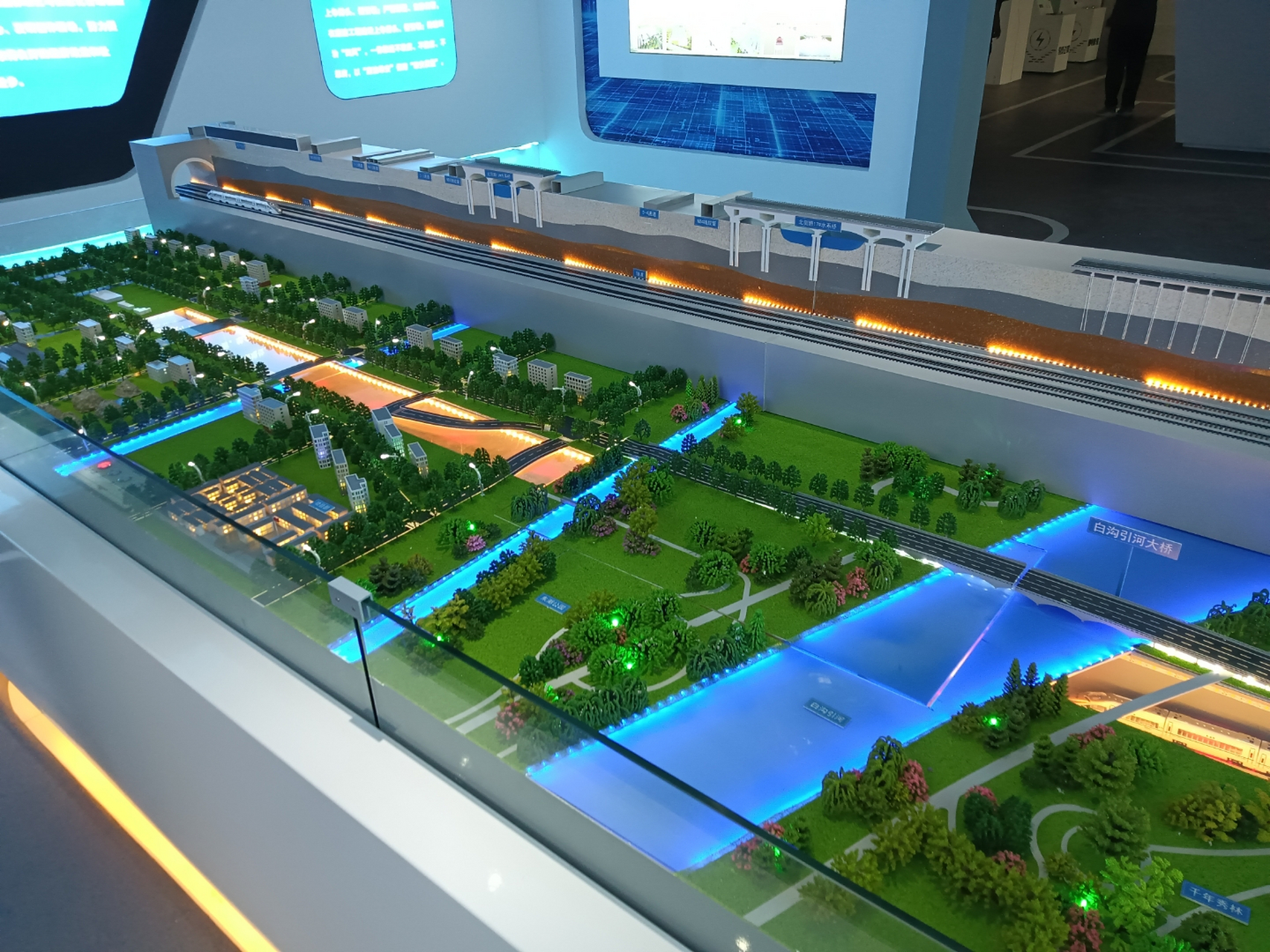 刚刚参观了壮观的工程路桥沙盘模型,真是让我大开眼界!