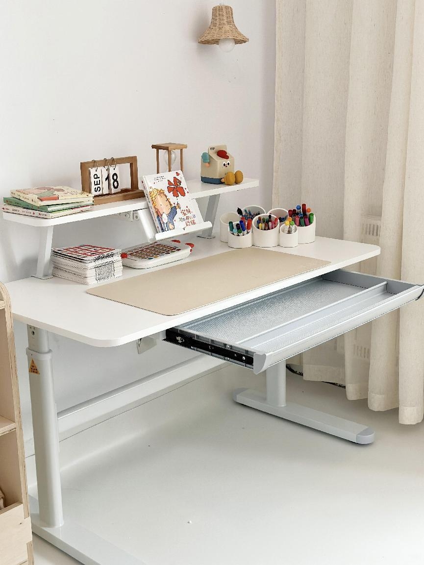 普通的桌子固定高度,孩子小用着不合适,长高了用着容易驼背.