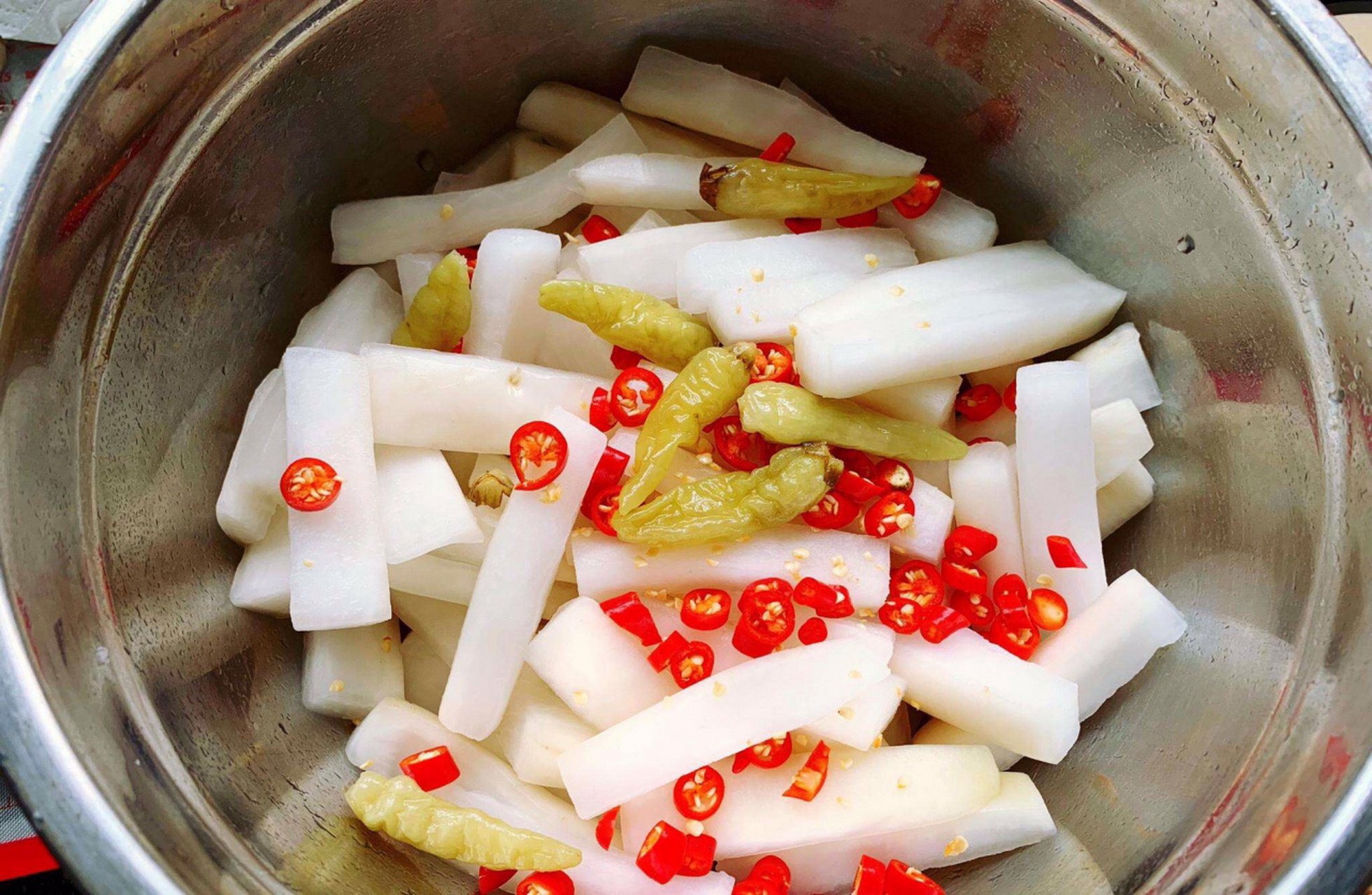 美食教程# 酸辣白萝卜  食材准备:白萝卜,小米辣,泡椒,白糖,白醋