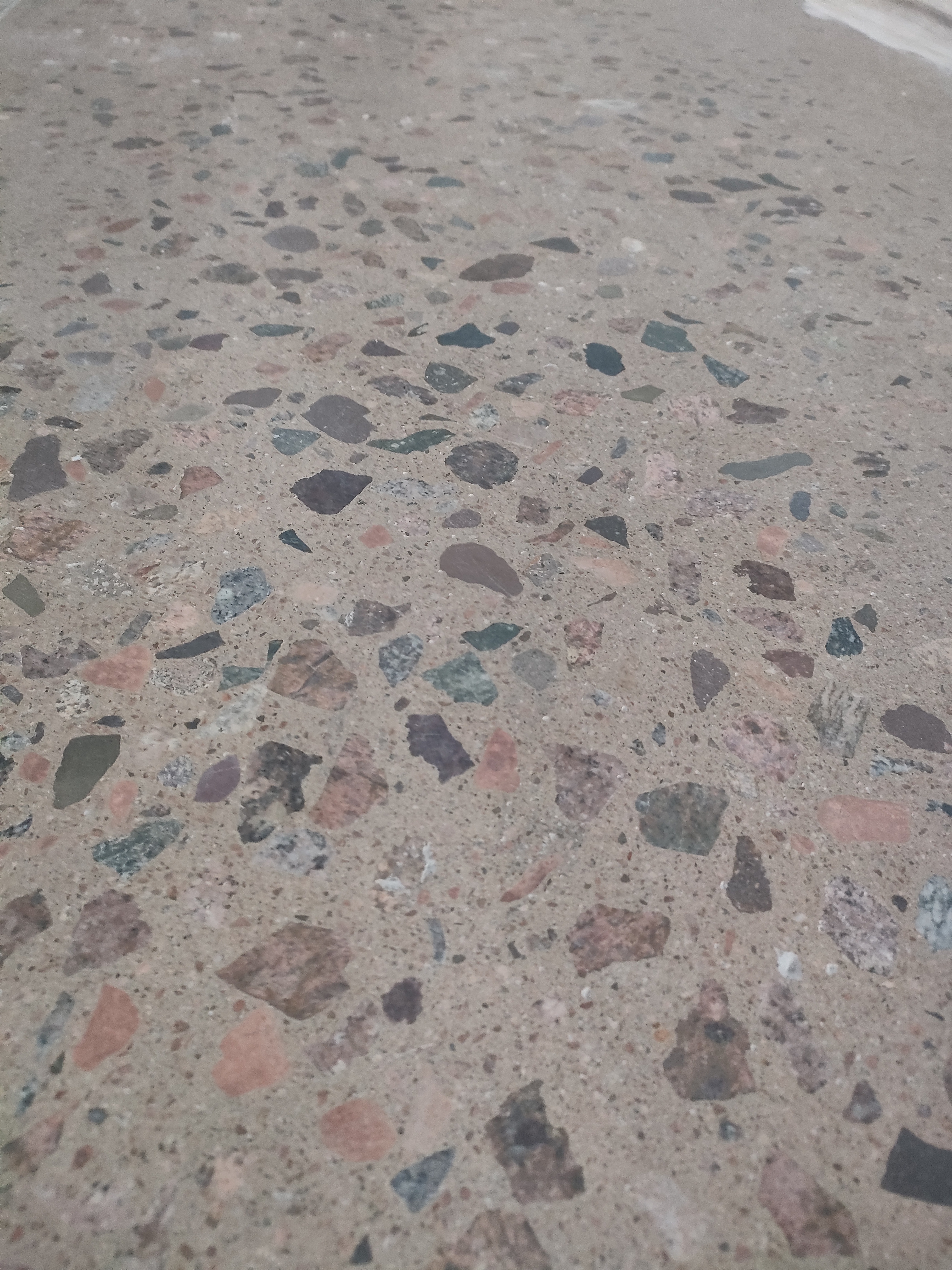 在实际的使用过程当中很容易起尘起沙,并且地面非常粗糙,影响美观