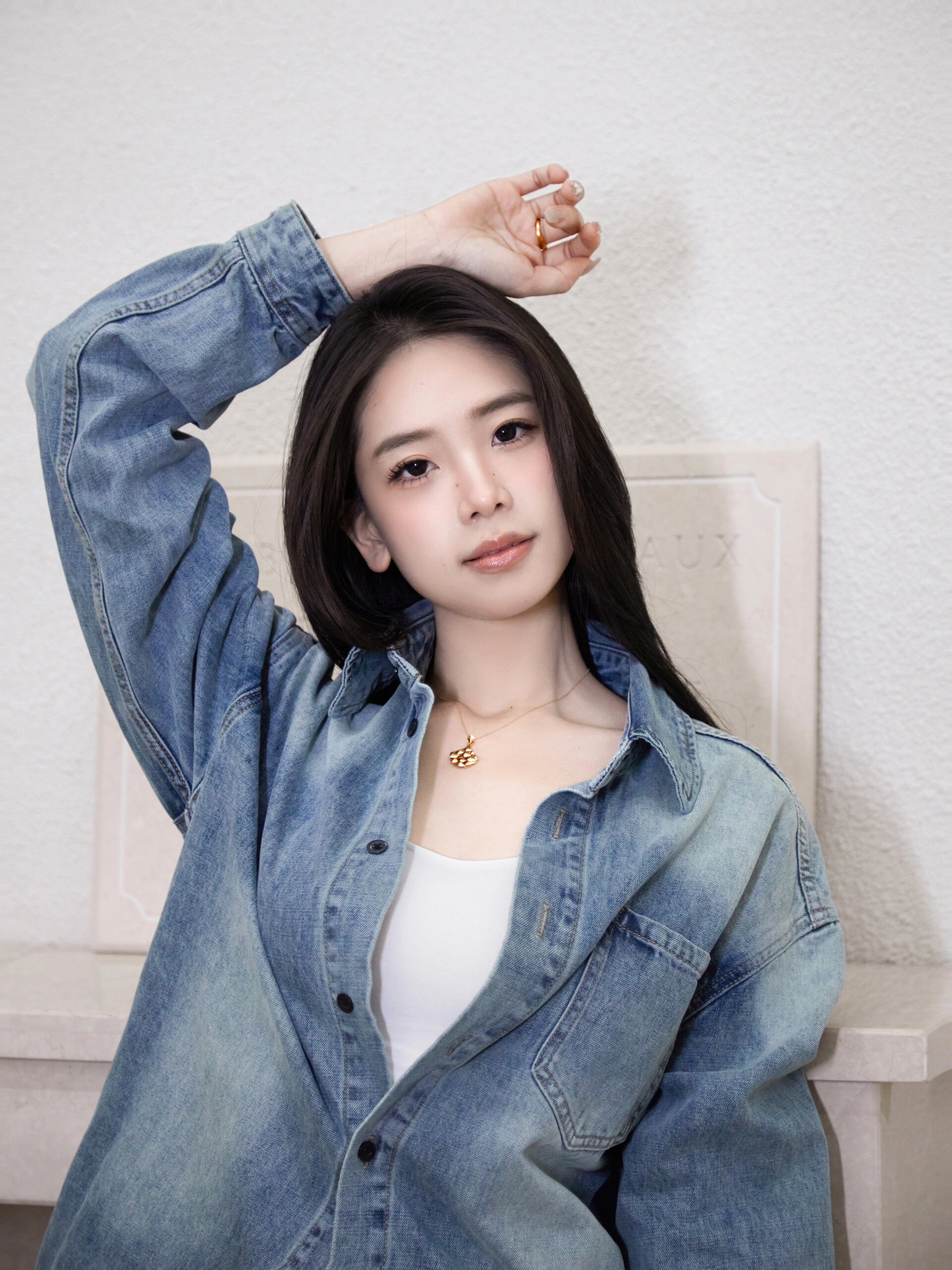 她身穿的牛仔衬衫,简约而不简单,散发着独特的魅力.