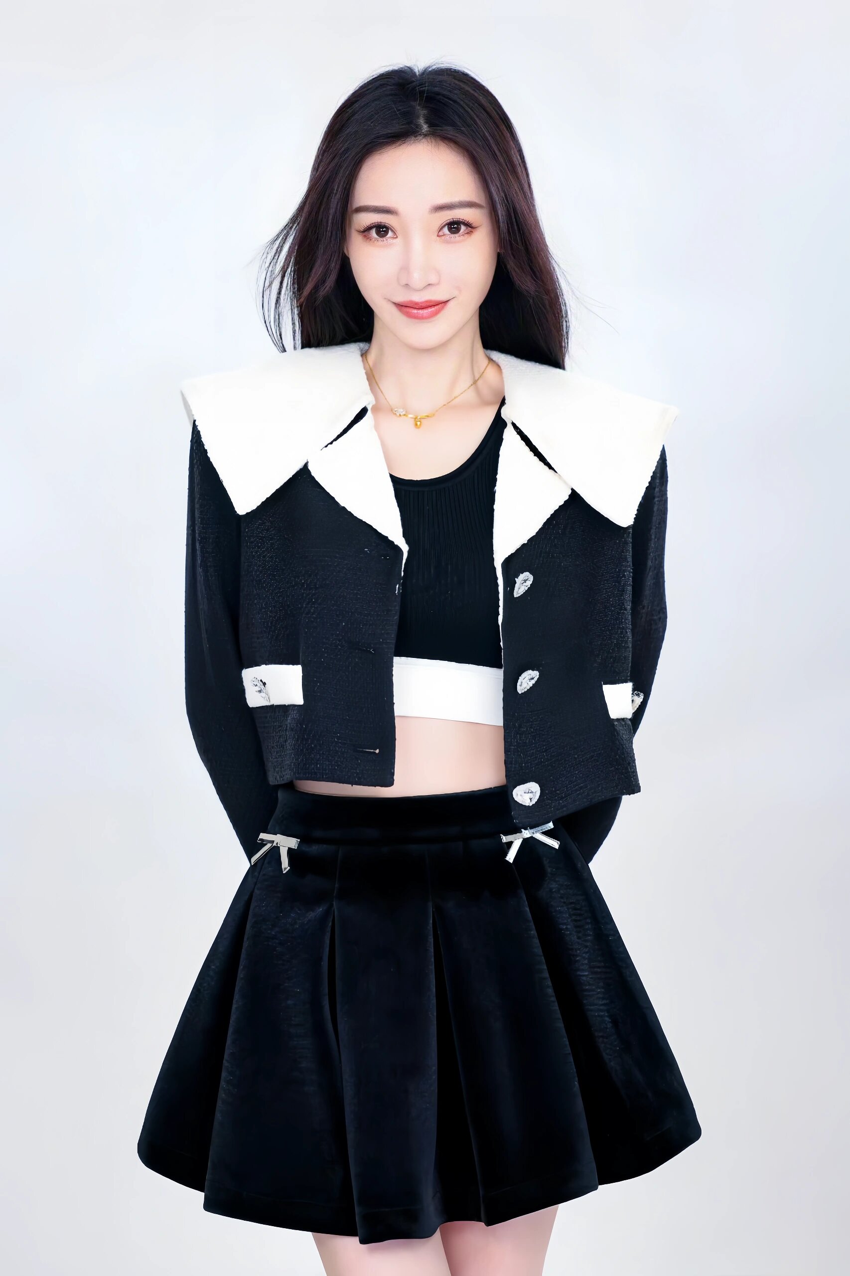 柳岩身着黑色短裙亮相,简约不失时尚.