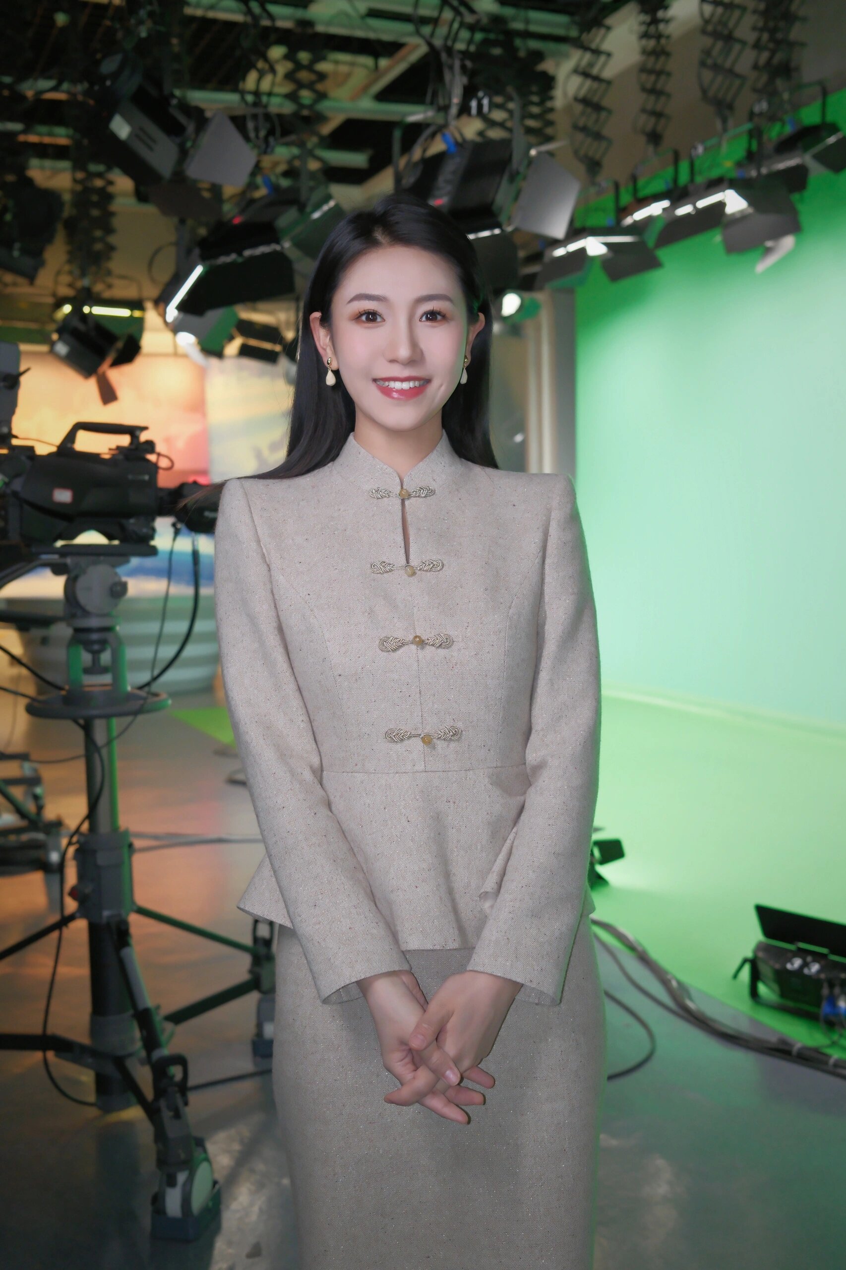 她的微笑,如春风拂面,温暖而亲切.双手紧握,透露出她的坚定与自信