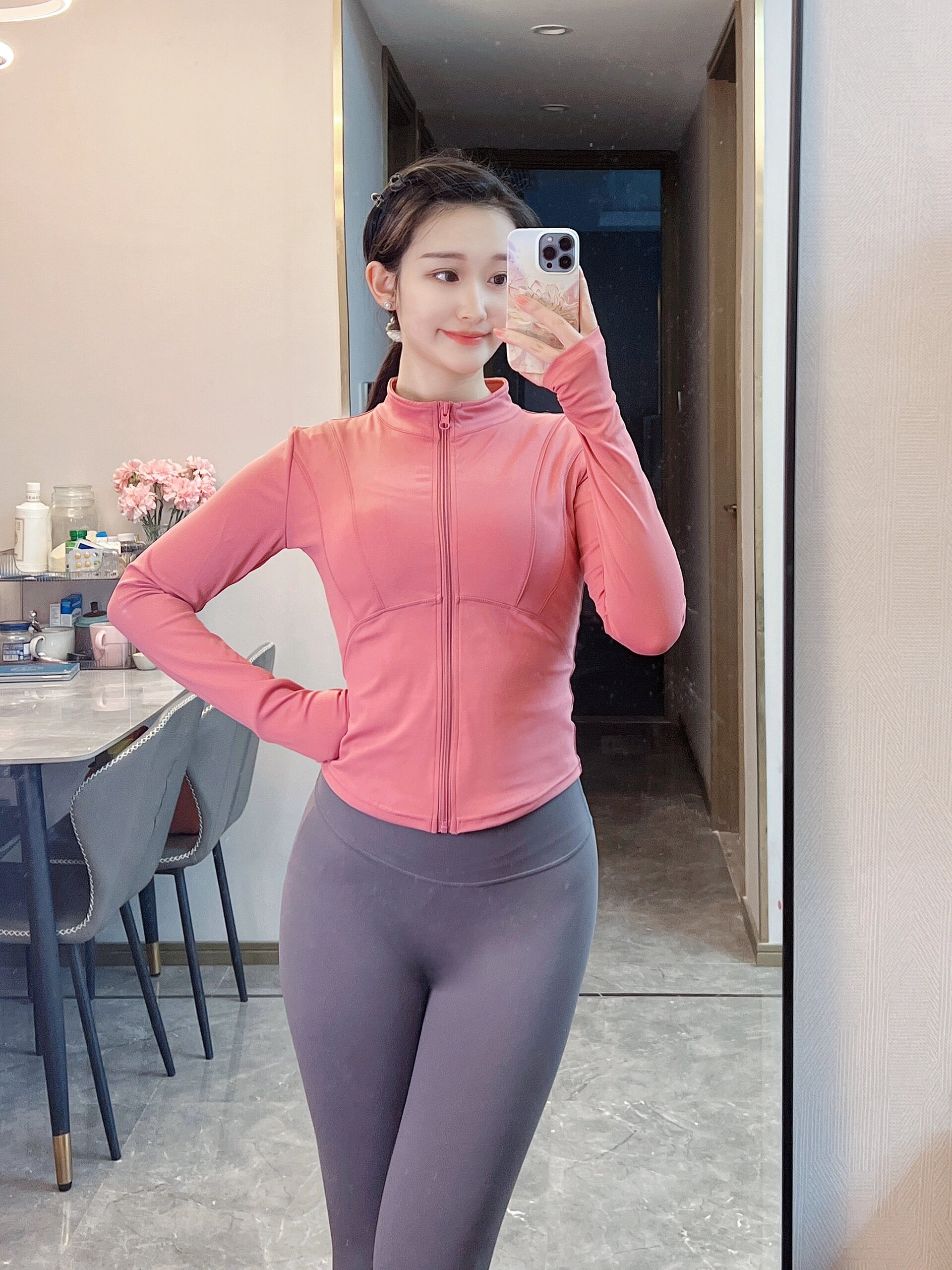 粉色外套与灰色裤子的搭配,温柔又不失时尚感,展现出她苗条的身材和