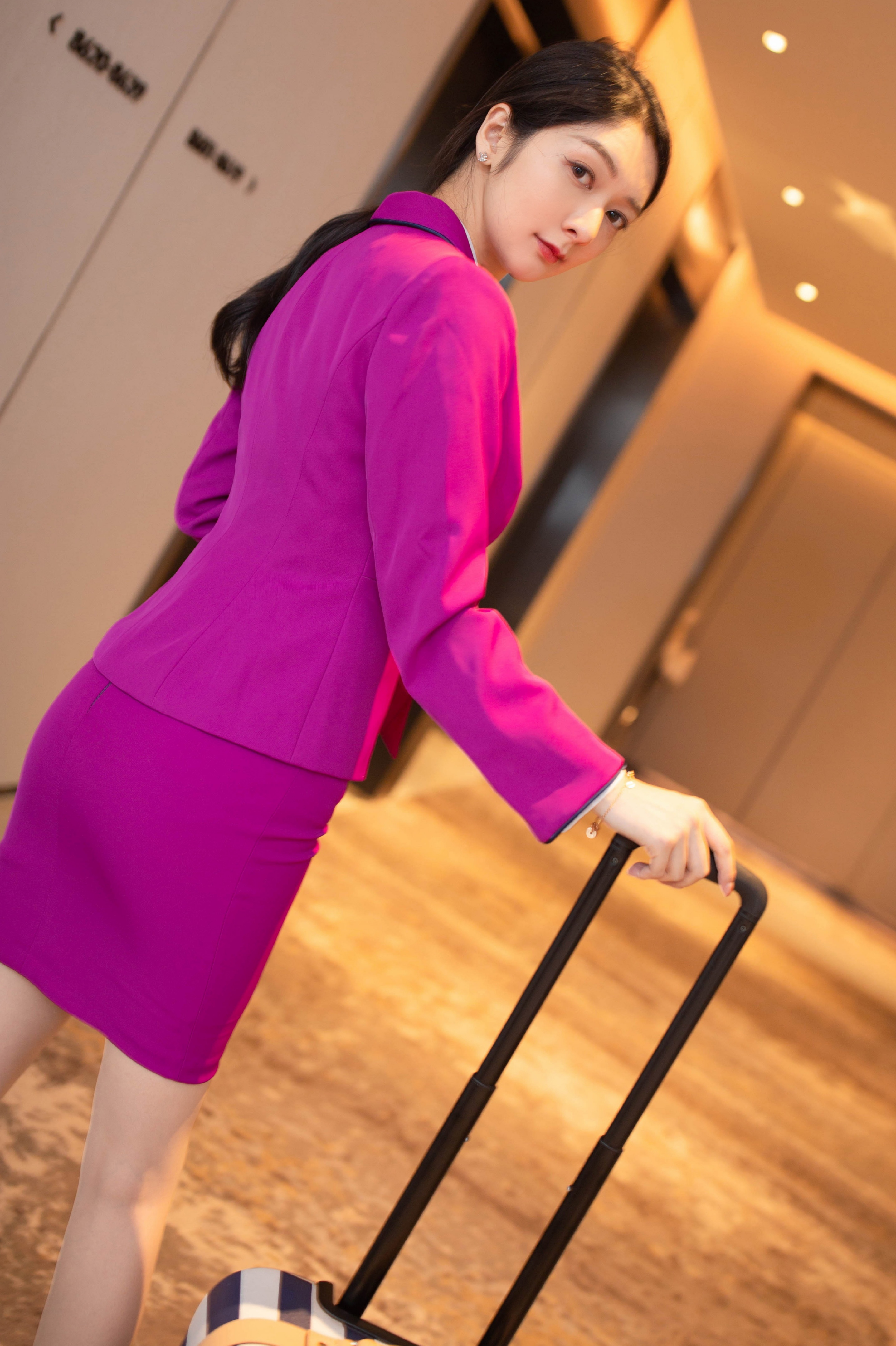 黄花篱菊年年好,白酒桑麻世世春